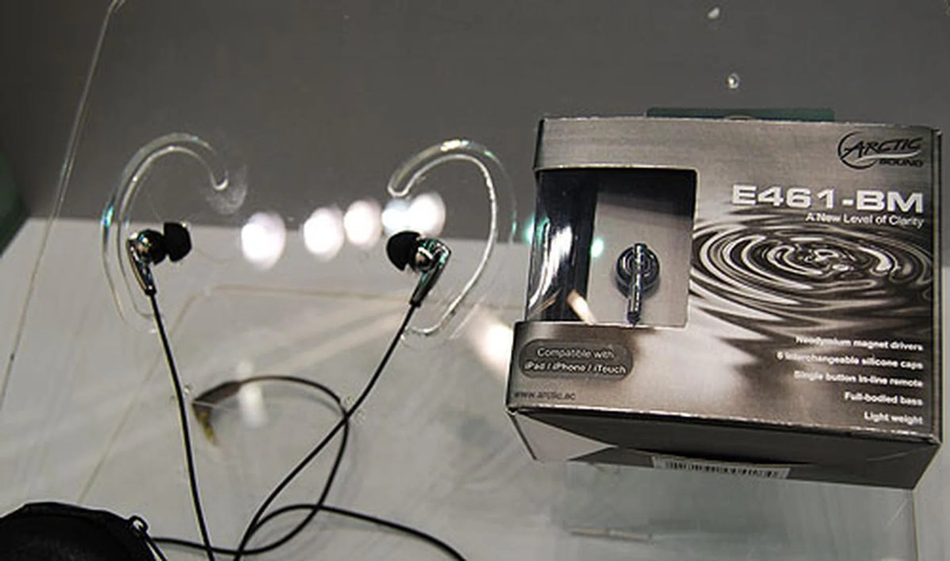 With Neodymium drivers and noise isolation, in-ear buds, the E461-BM is lightweight with its aluminum capsule and fits snugly. 