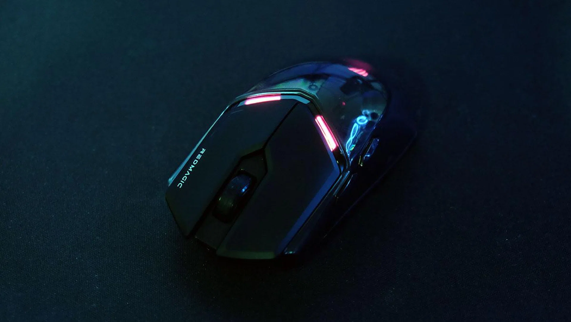 The mouse utilises split primary buttons for an improved click feel.