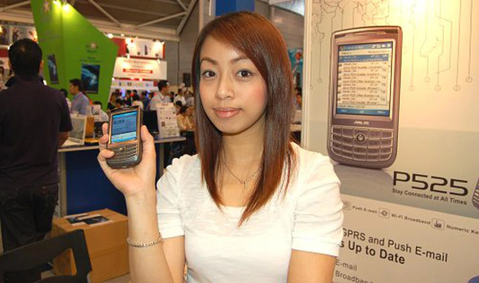 No, she does not come with the ASUS P525.