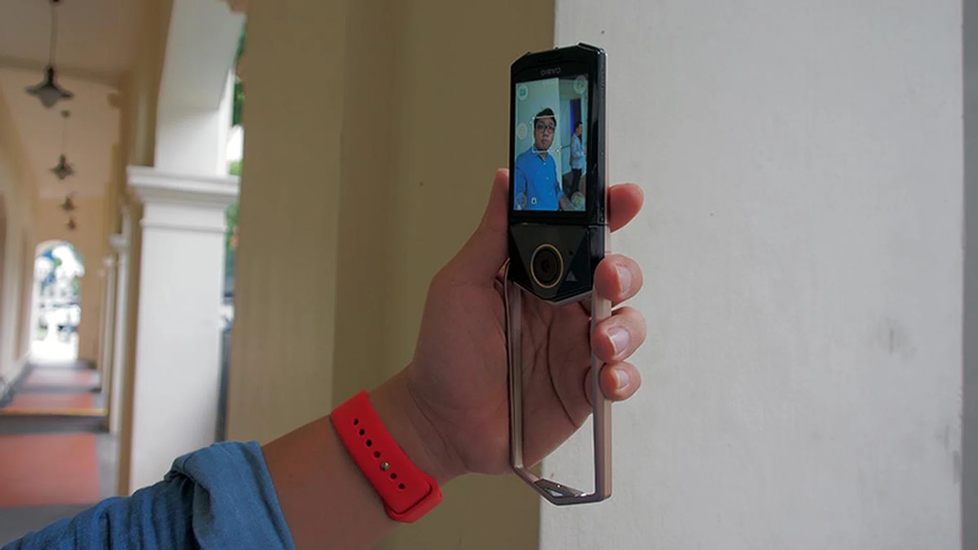The touchscreen remains visible even in outdoor conditions, albeit this sample shot was taken under shelter.