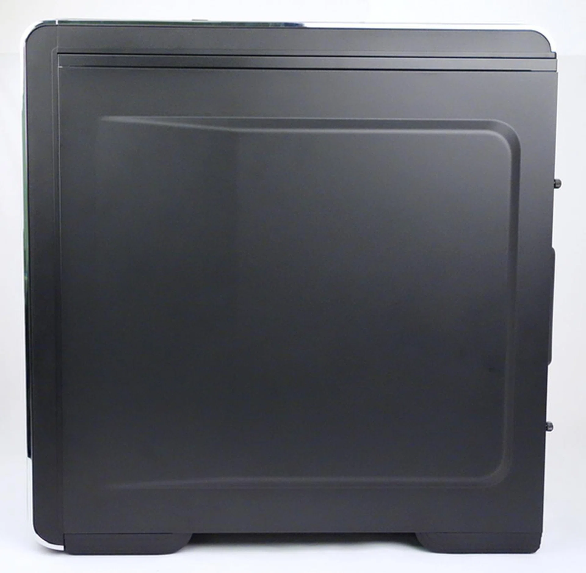 The stamped side panel offers some practical usage; however, on first impressions, we thought that it was purely for aesthetics.