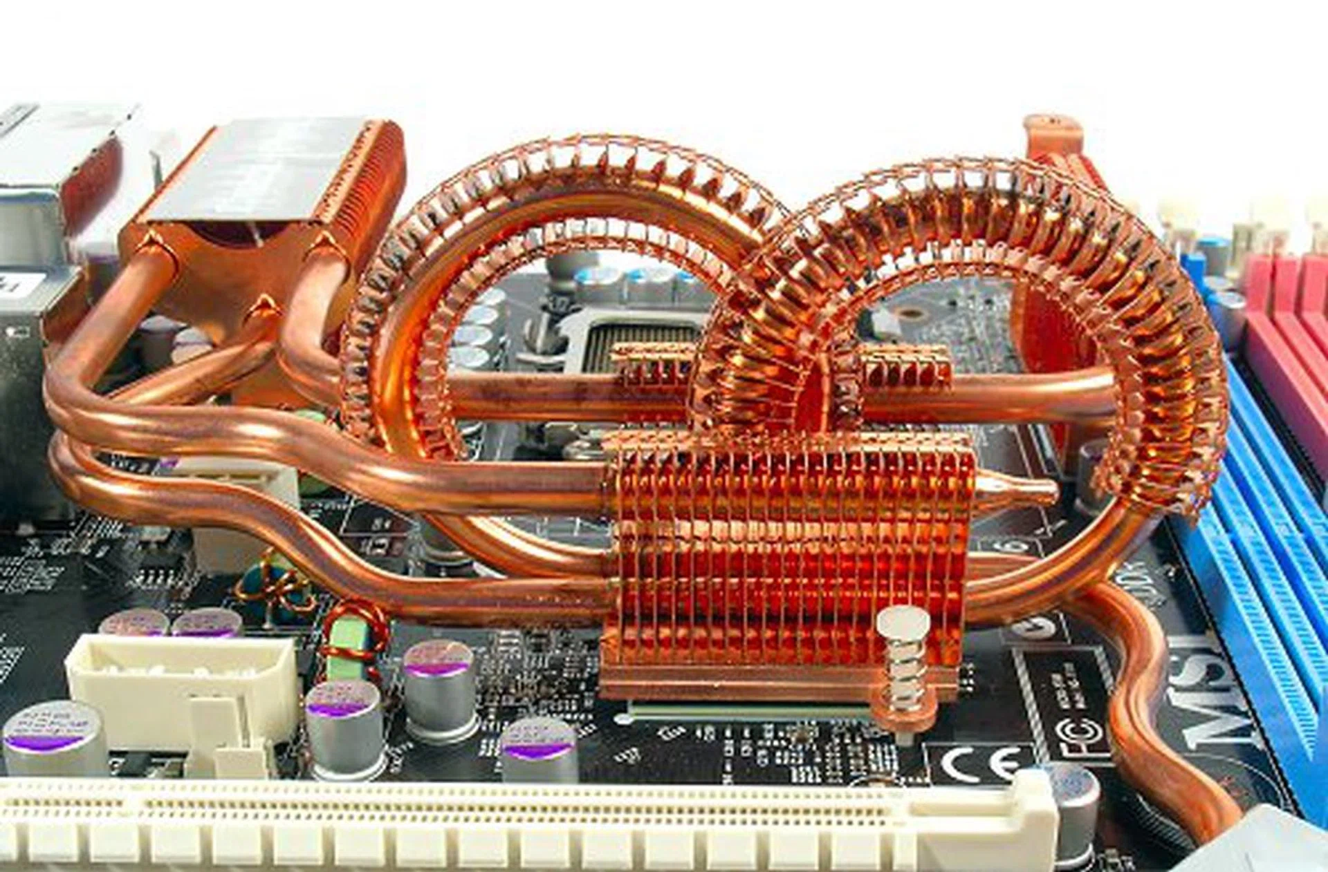 A back view of the complicated piping in the Circu-Pipe. MSI uses a series of extra pipes in addition to the main chipset pipes to help improve the cooling efficiency of this slim, but elaborate cooler.