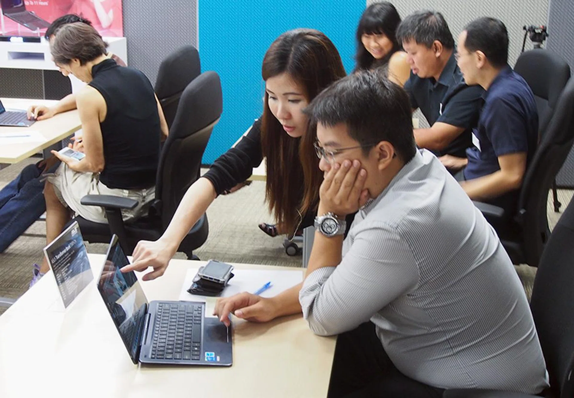 ASUS digital marketing specialist Riona showing a participant the finer points of Photoshop.