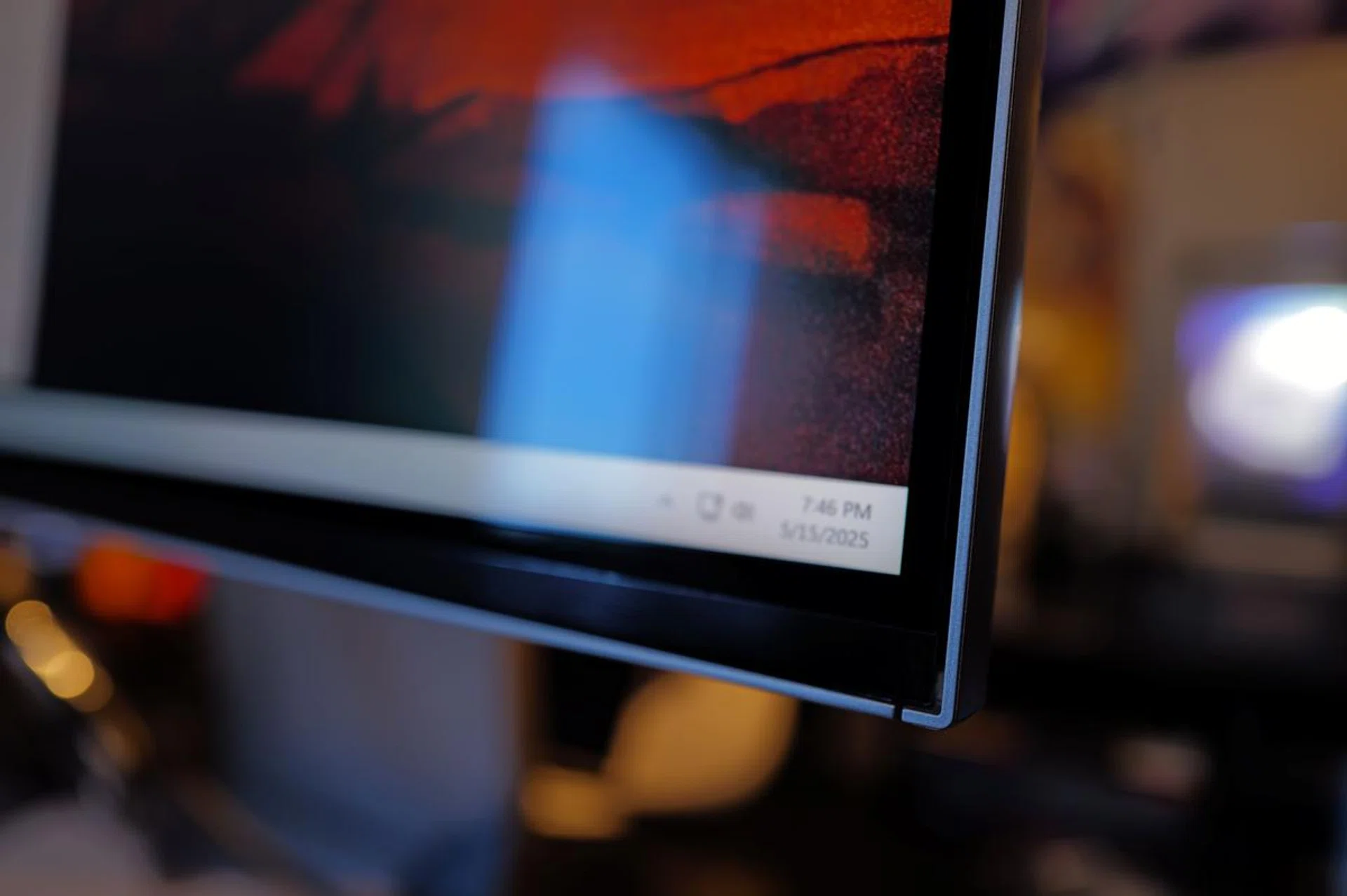 Unlike most modern flagship gaming monitors that sports super-thin frames, the Odyssey 3D's is unusually thick. Photo: HWZ