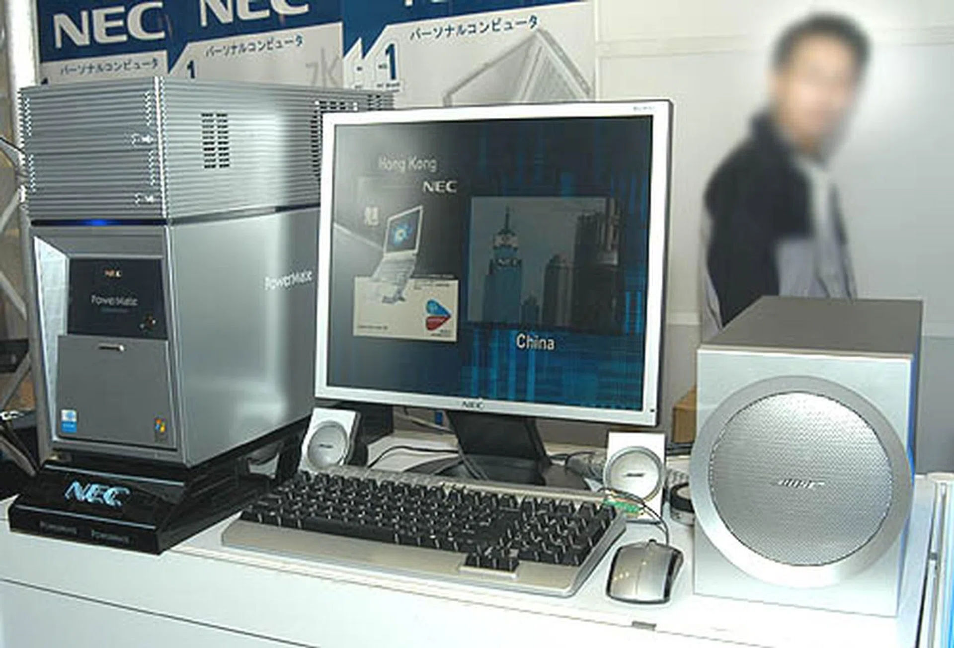 The NEC PowerMate DL T8000 w makes very little unwanted noise thanks to its unique water cooling technology. This premium PC also comes with Bose speakers for those who demand the best in audio.