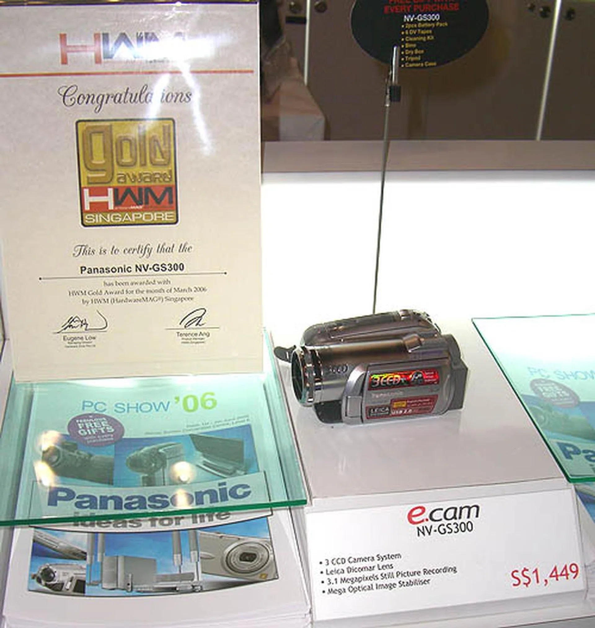 We can't help resisting the urge to show this video camera (and the Gold Award from our fellow publication, HWM). S$1,499 sounds like a good price for a video camera, don't you think? 