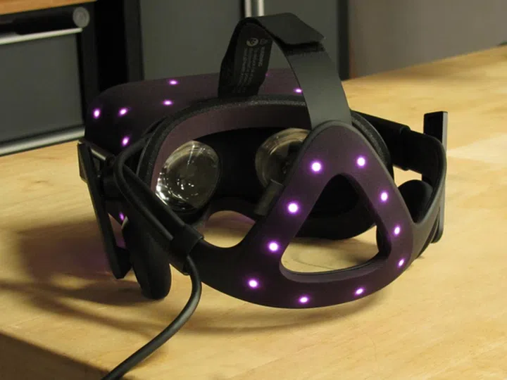 The IR array now extends to the back of the VR headset.