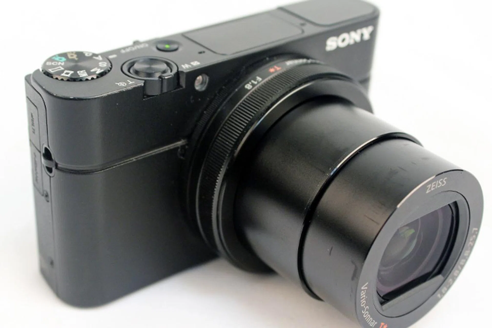 There's no grip on the front of the RX100 III, so things can get a bit slippery after a day of shooting.