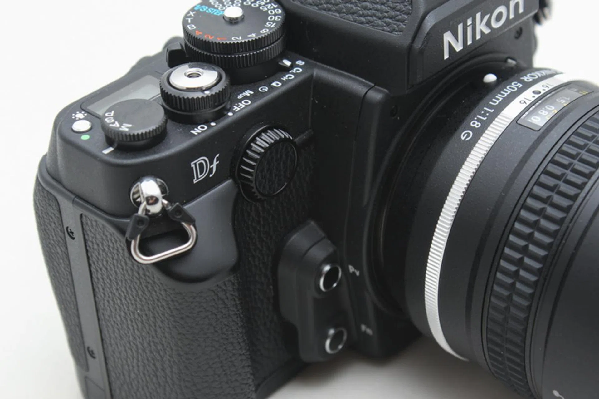 The vertical front dial offers too little surface to grip and is stiff to boot, making operation a chore.