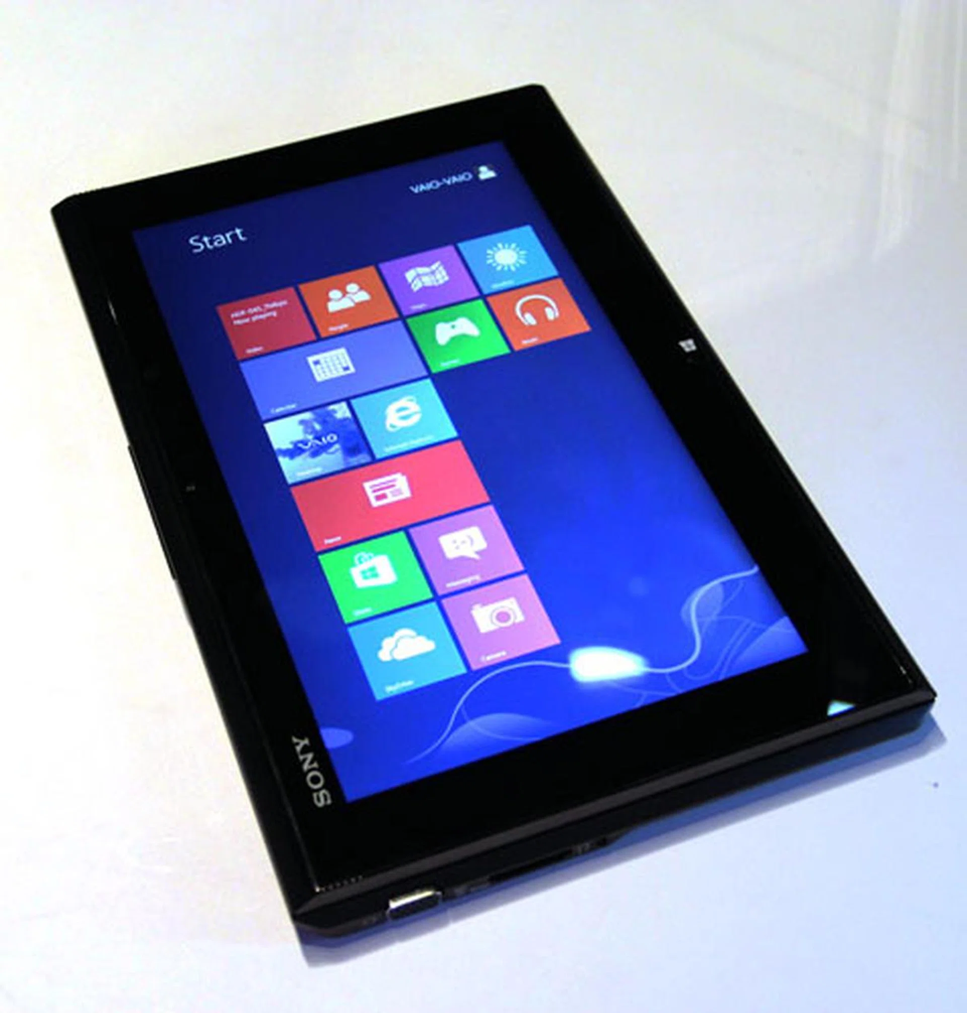The Vaio Duo 11 goes from a tablet form factor...