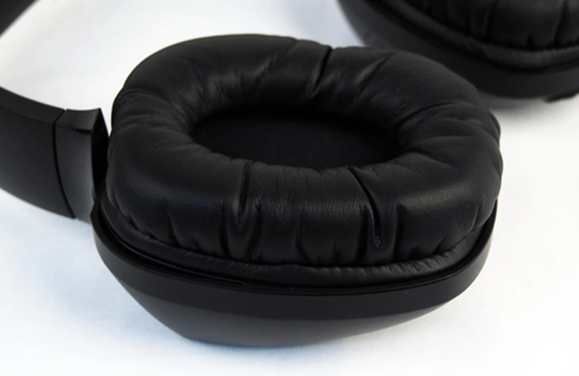 Even though the headphones boast 50mm divers, we found the overall size of the ear-cups to be slightly on the smaller side.
