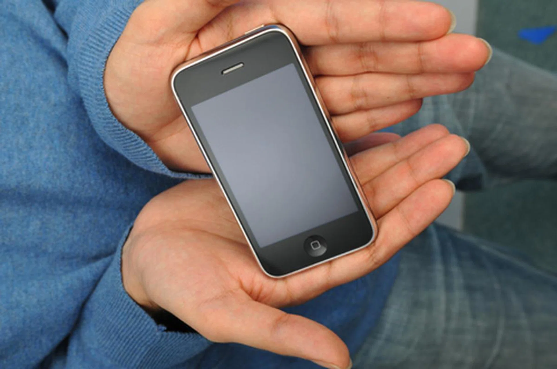 Ladies and Gentlemen, the iPhone 3G has landed in Singapore, courtesy of SingTel!