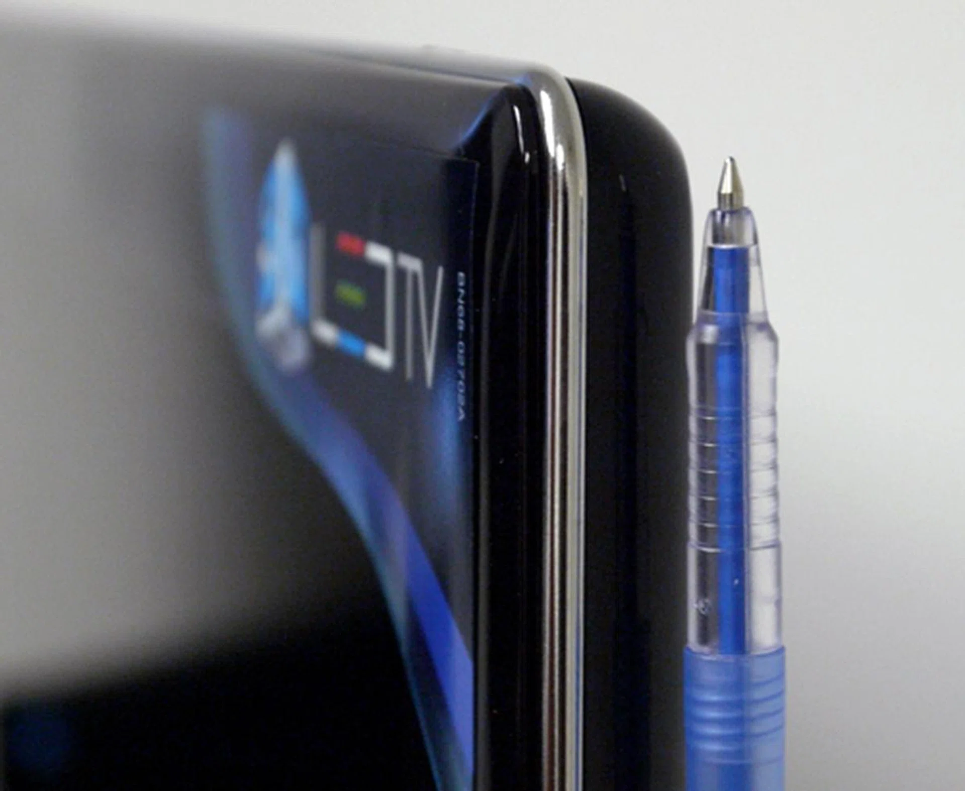 One of the benefits with Edge-lit LEDs is that it allows manufacturers to come up with razor-thin panels. As shown here, Samsung's C7000 is just a tad thicker than your average ballpoint pen.