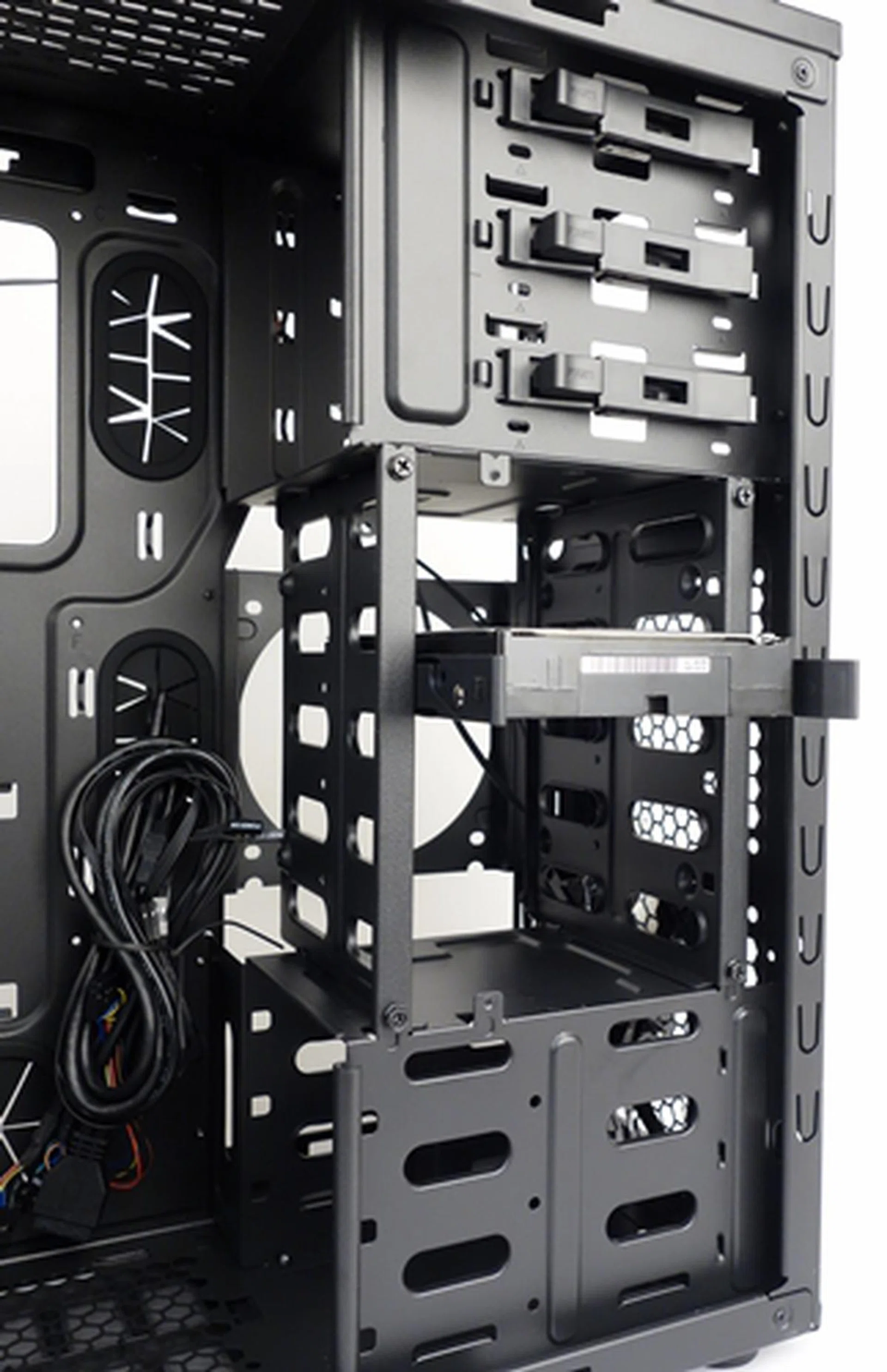 The removable HDD/SDD combo cage can fit up to four drives.