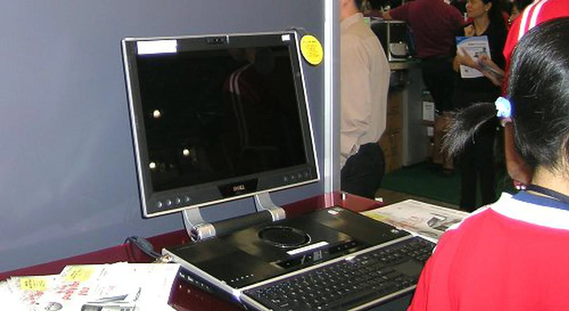 No doubt one of the show highlights for Dell is their offer for the powerful XPS M2010 'mobile desktop'. Going for a pricey S$5527, it runs on an Intel Core 2 Duo T5600 (1.83GHz) CPU, has a 20.1-inch widescreen LCD with ATI Mobility Radeon X1800 for ultimate mobile gaming. Dell is also upping the RAM to 2GB for this offer plus a 120GB HDD.