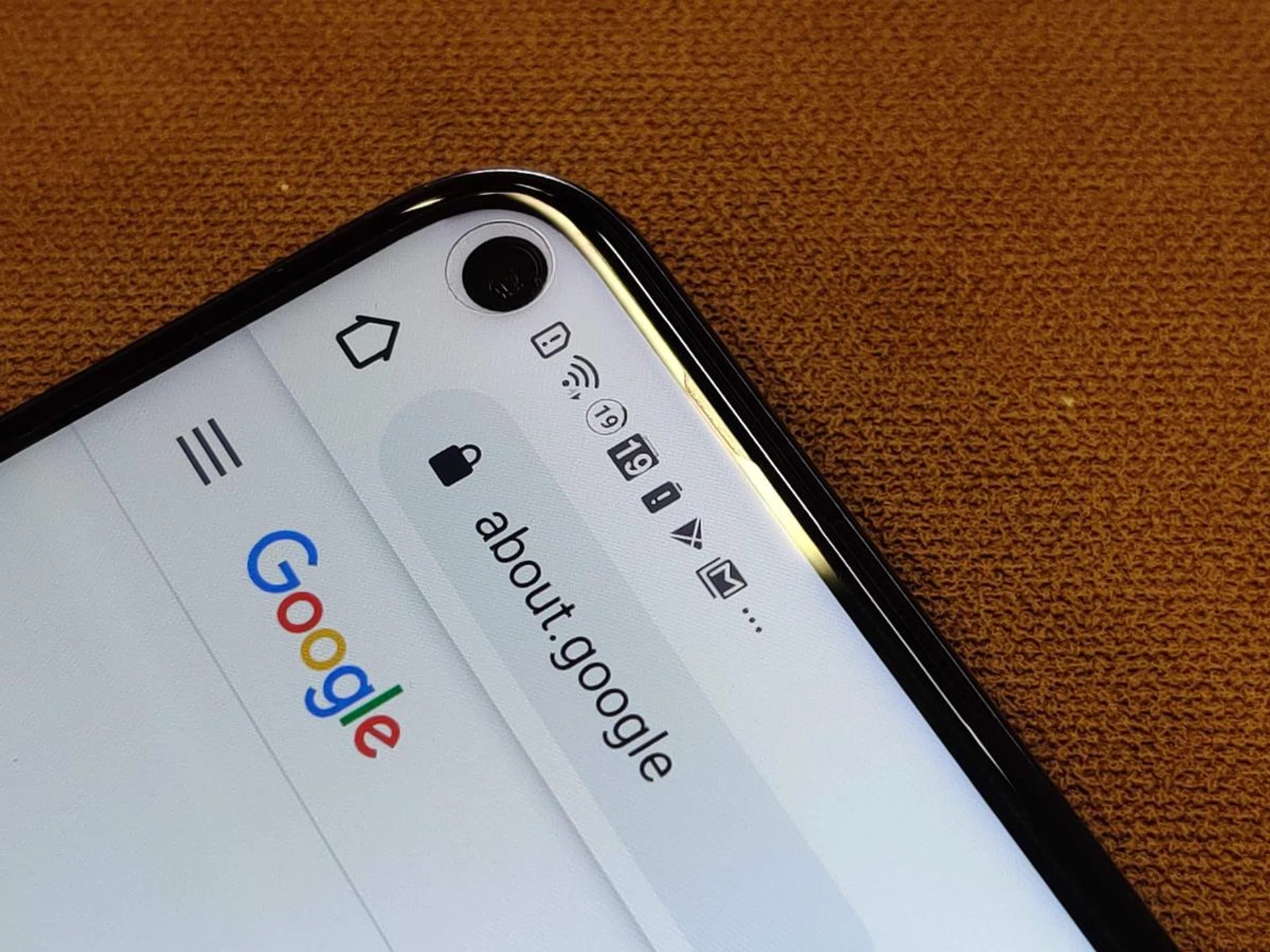 There's also no "halo" around the punch-hole, unlike with the View 20.