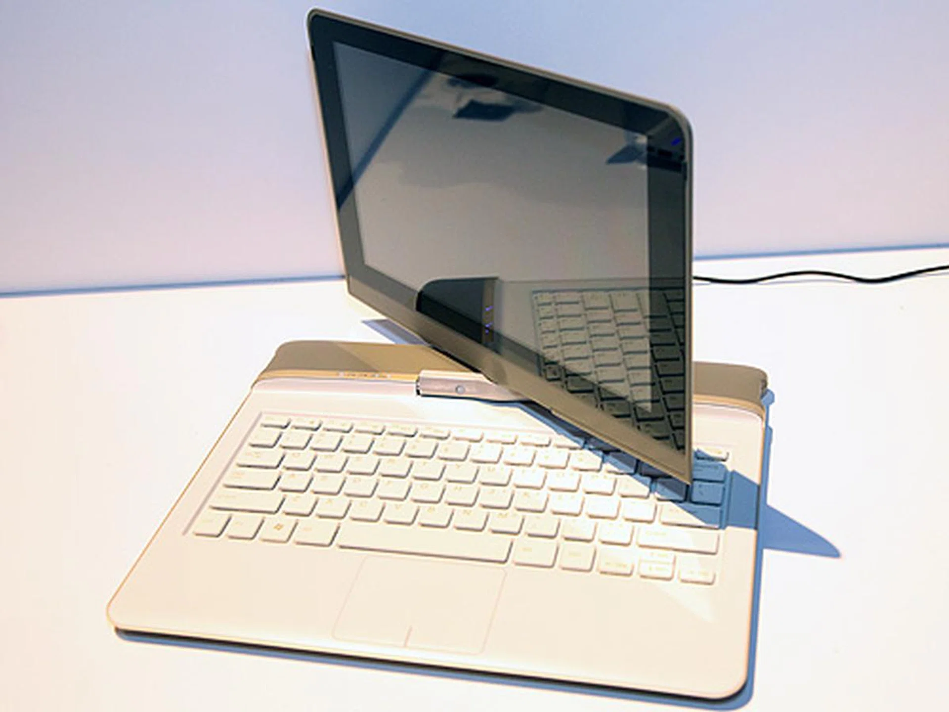 Intel introduced "Keeley Lake", a convertible design based on the upcoming “Cedar Trail" Intel Atom netbook platform. The design allows for inputs via keyboard or touch and will offer users with sleek form factors with thinness from 17mm-20mm and multi-touch capacitive displays. With flexibility to run operating systems including Chrome OS, MeeGo and Windows, Intel is enabling ODMs with the “Keeley Lake” design and we may probably see similar designs like this on sale in the near future.