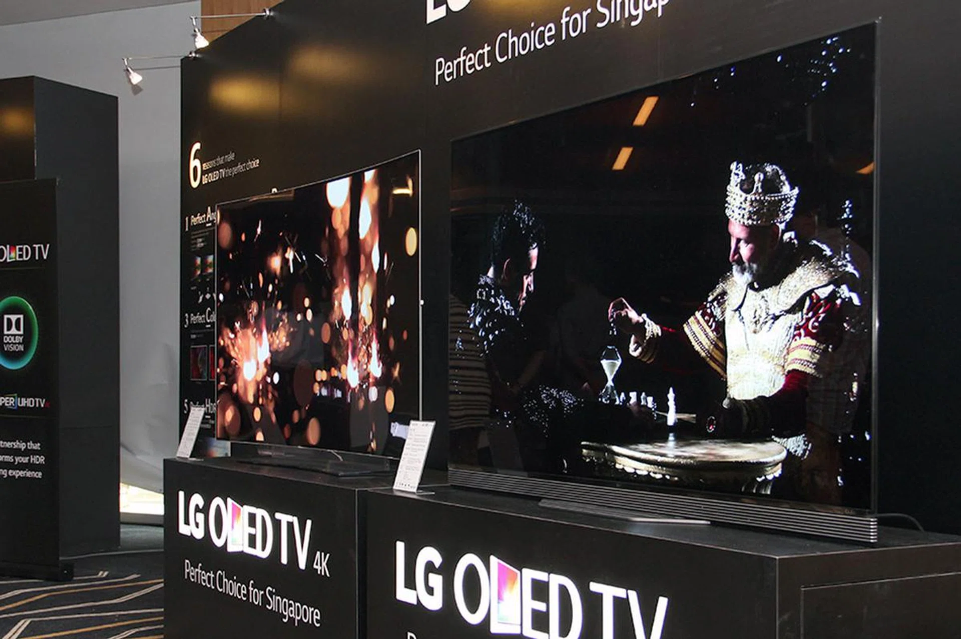 Wherever you stand, the blacks on these OLED screens look so, so, so, dark.