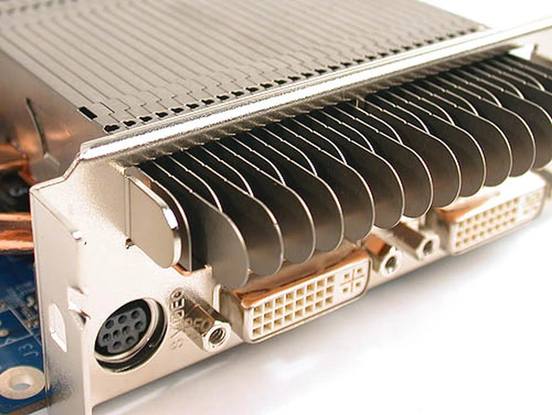 Heat pipes help to conduct heat to the rear, where the fins assist in thermal dissipation.