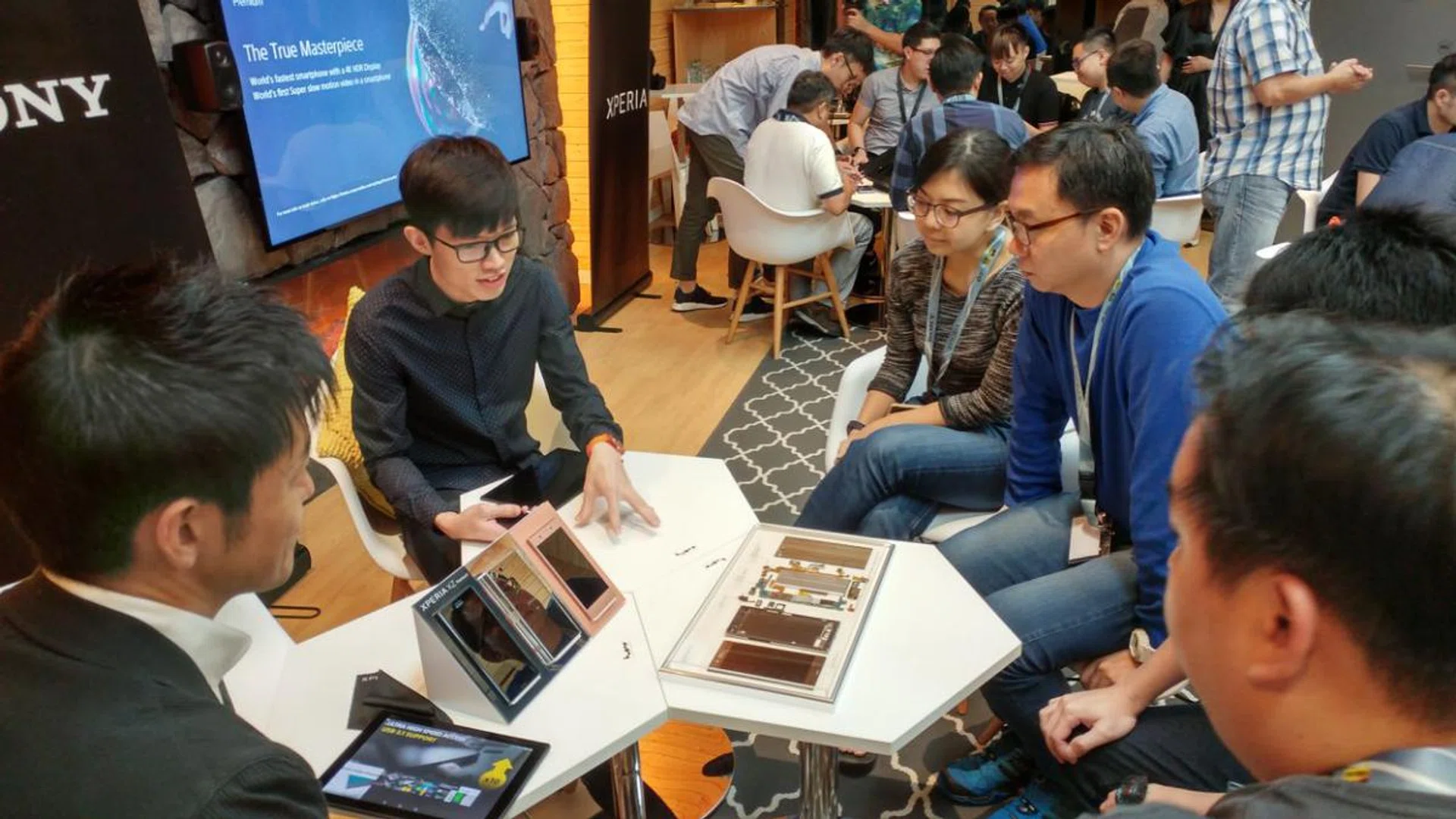 In this interesting station, HWZ members got to see the phone's inner guts and what went into the design and placement of the various components. Plus what the new Snapdragon 835 processor brought to the phone.