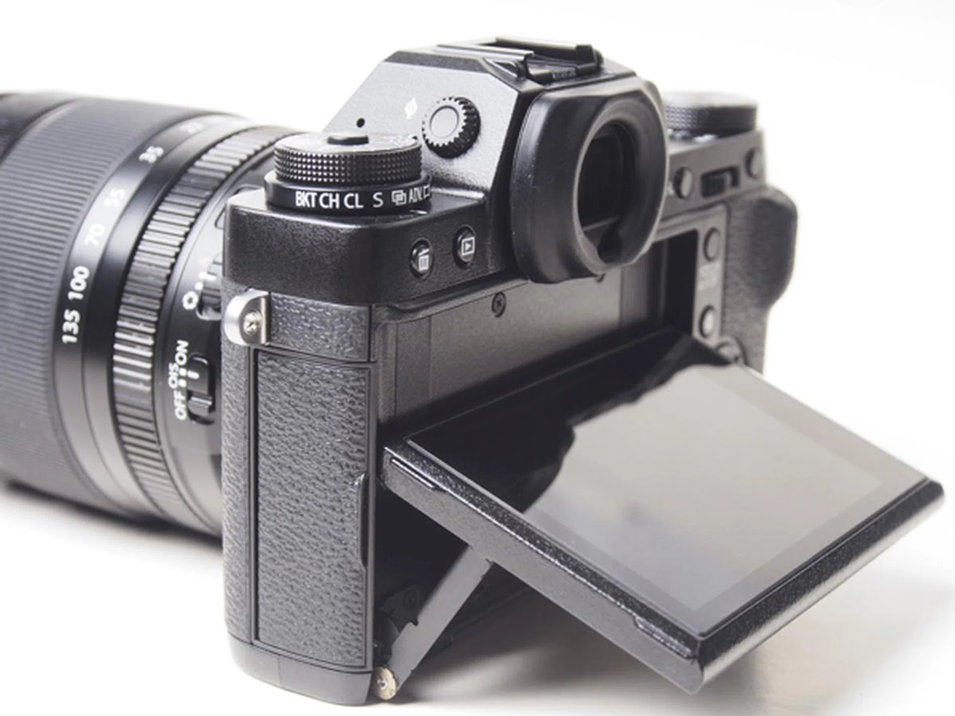 The X-T1 has a large 3.0-inch 1.04 million-dot LCD monitor with a tilting screen.