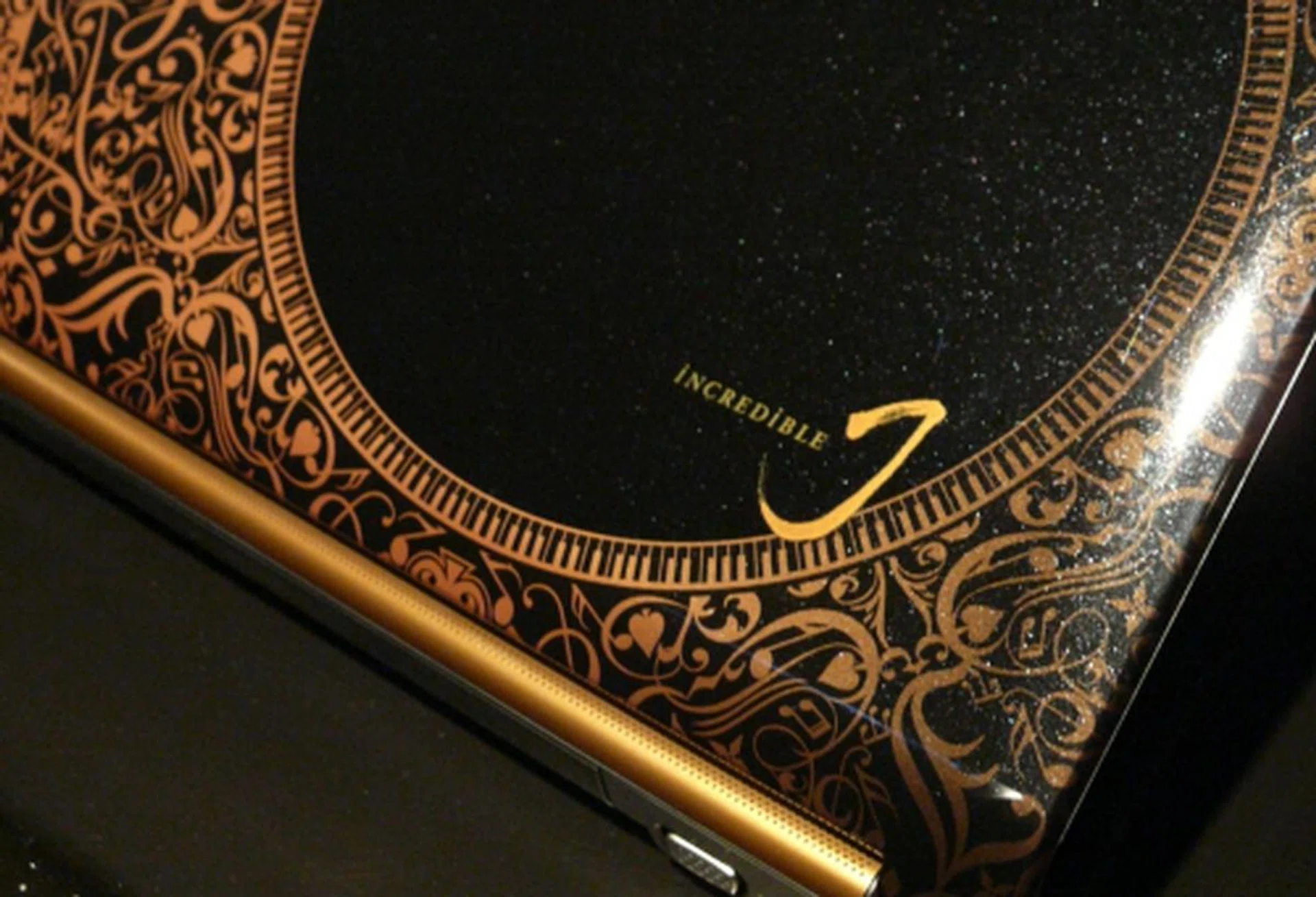 The inclusion of the "incredible" adjective may be a tad tacky but the singer's brushed initial does add a nice Oriental touch. Designs of piano keys adorn the inner concentric circle as testament to Chou's artistic and musical flair.