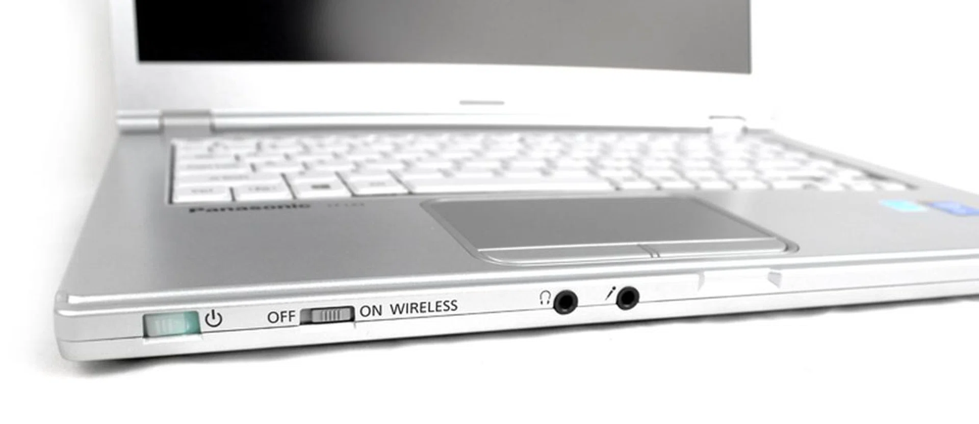 The front of the notebook sports a microphone port, a headphone port, the power switch and a dedicated wireless on/off switch.