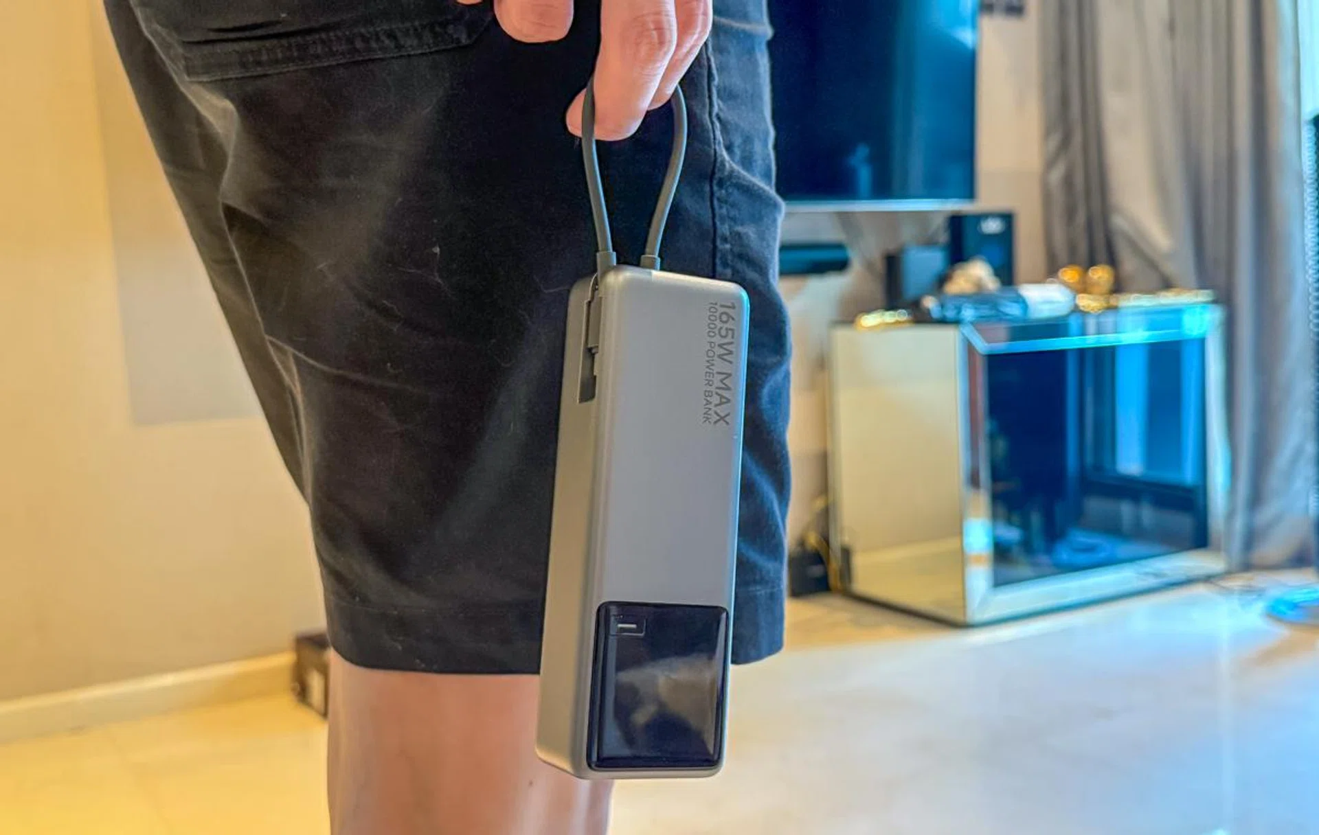 The charging cable doubles as a carrying loop. Photo: HWZ.