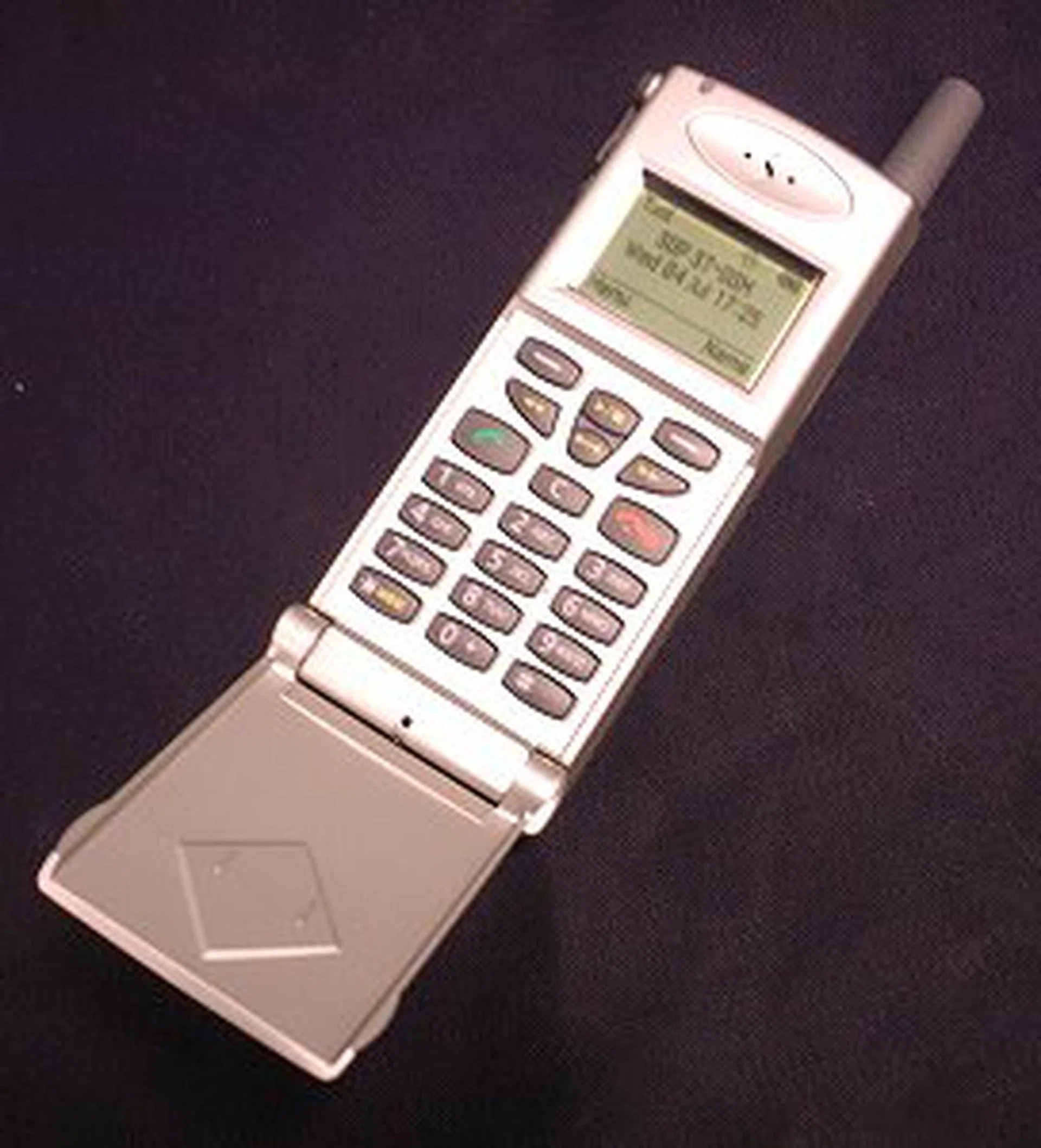 As we mentioned, it was the beginning of something big, and we also got our hands on the Samsung SGH-M100 MP3 phone back in 2001. Looking back, it seems convergence was already on the table, and has grown tremendously in the short span of 7 years.