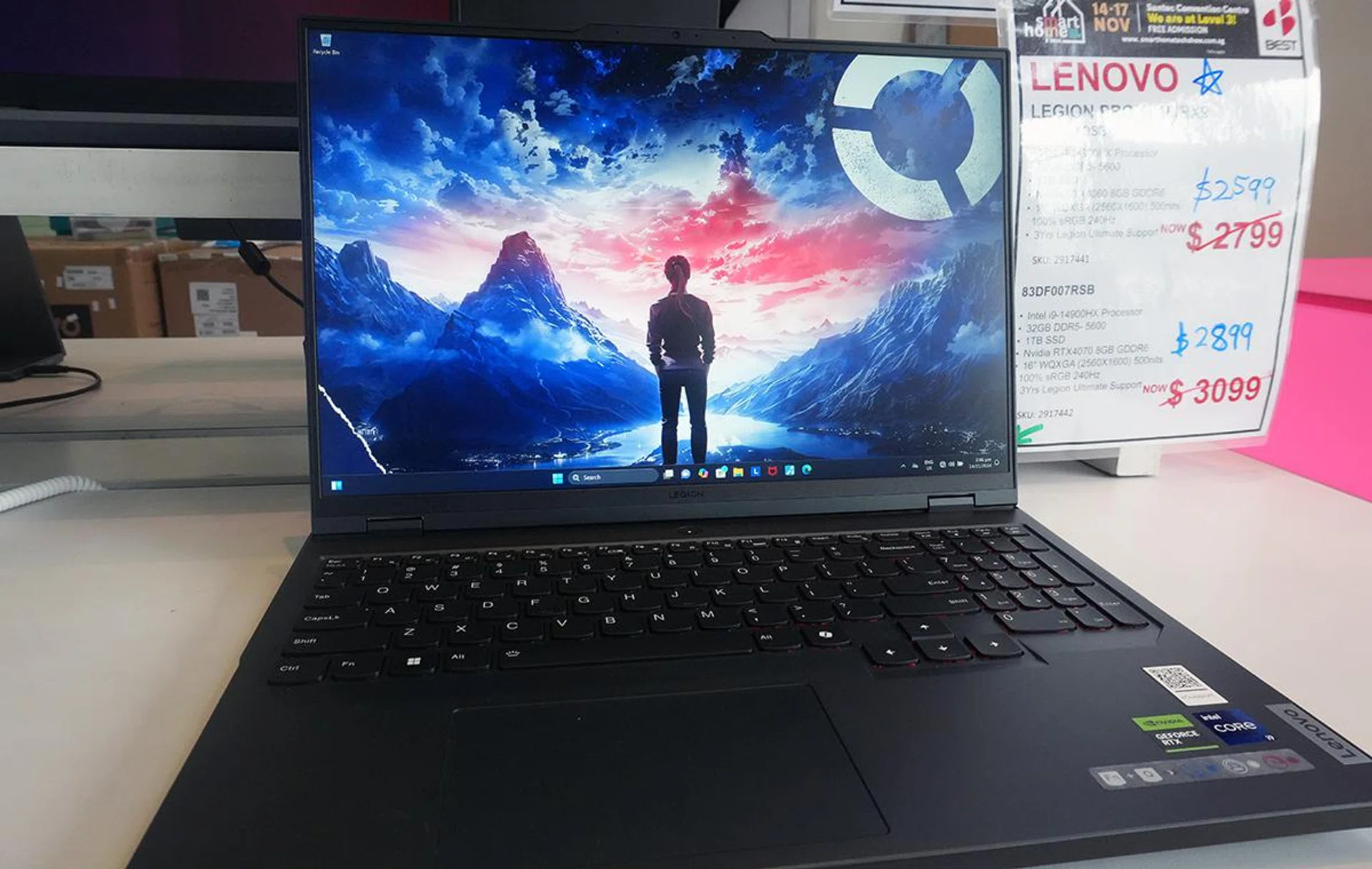 The screen is plenty bright despite the sun shining directly on the screen. Photo: HWZ