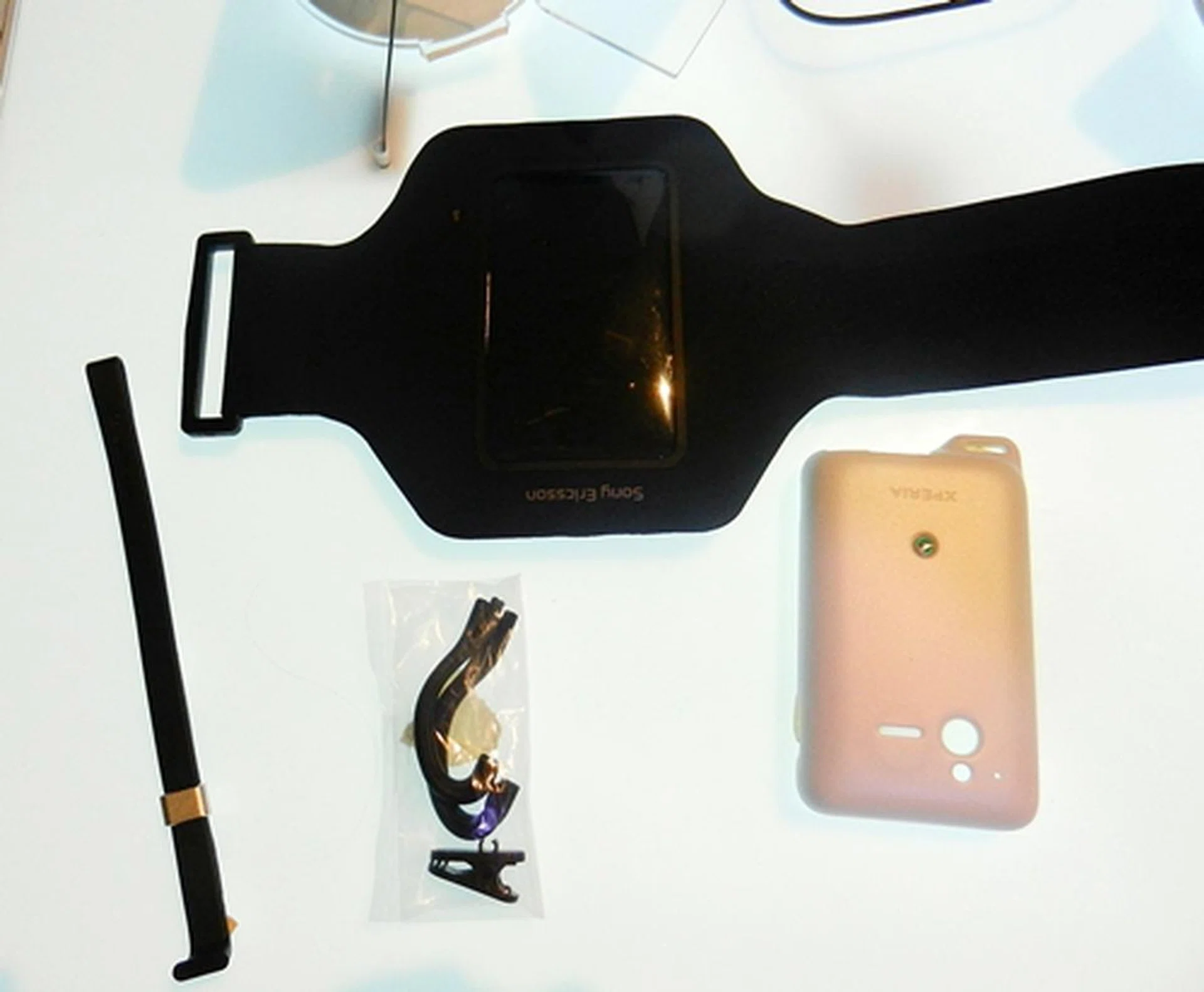 You can find the wrist strap, an armband, an exchangeable soft touch back cover and detachable ear hooks in the sales package of the Xperia active.