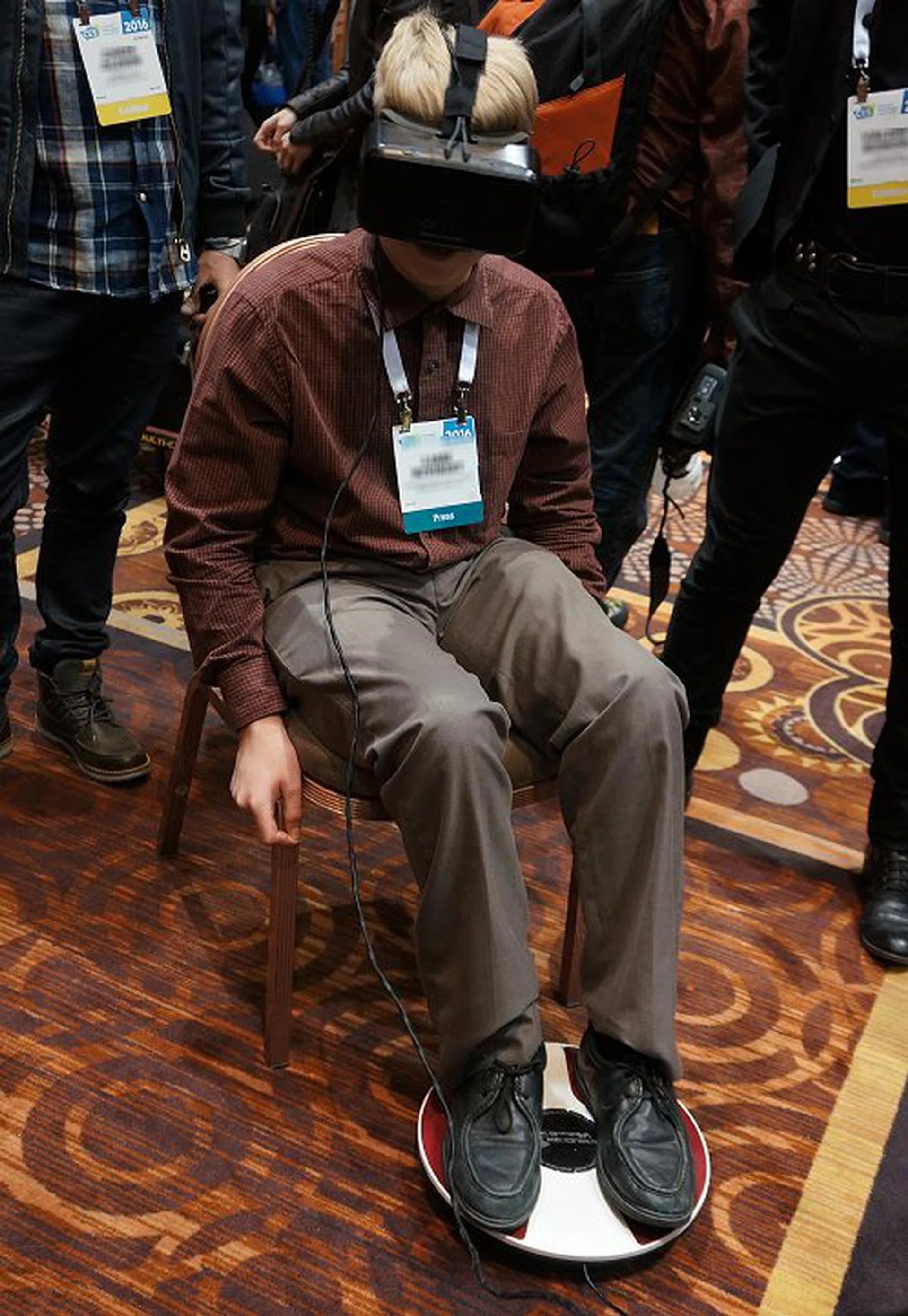 Here’s how it looks like when one is immersed in a VR world and using the 3DRudder for navigational assistance.