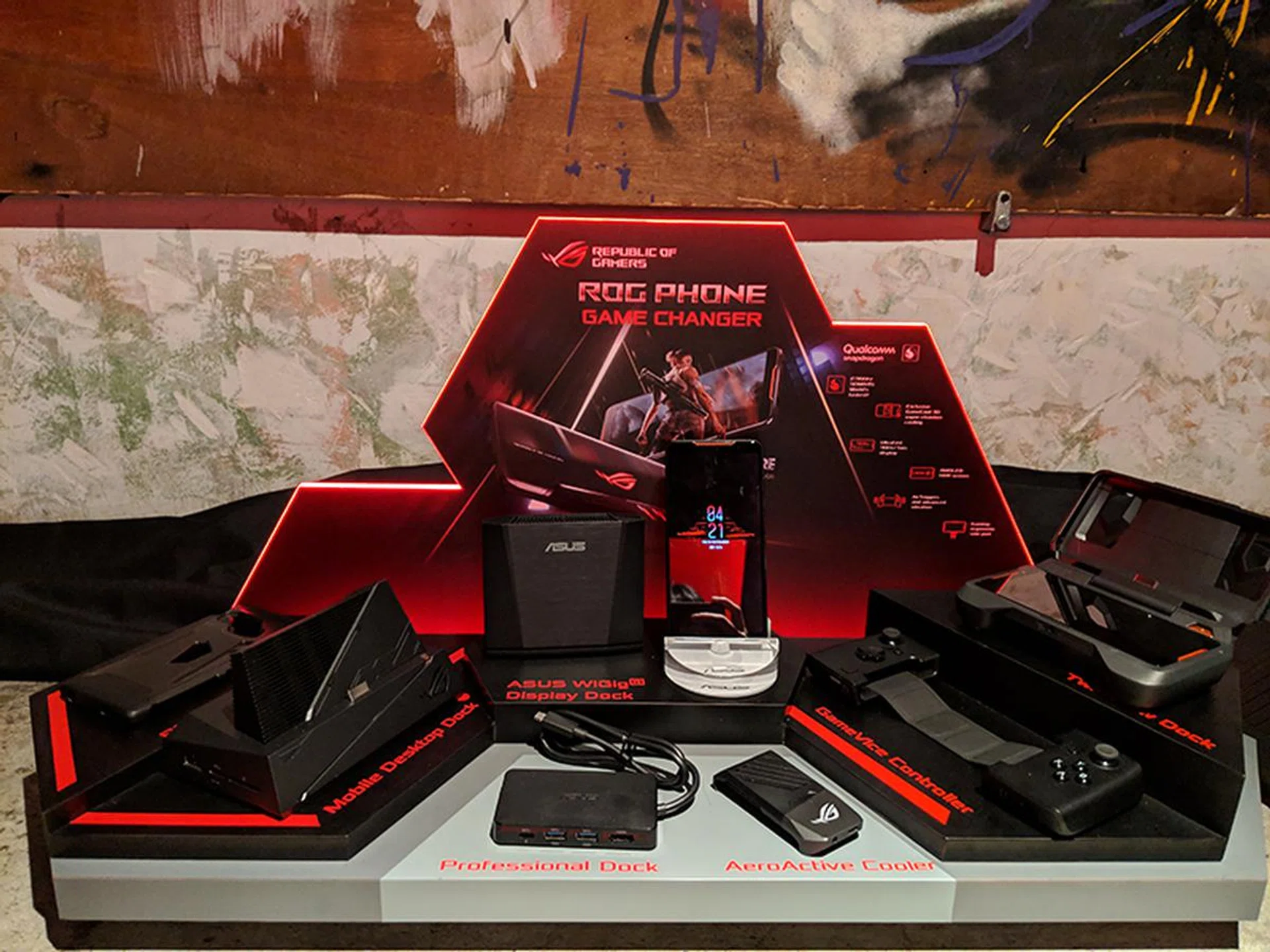 Here's an overview of the complete set of accessories you can get with the ROG Phone. 