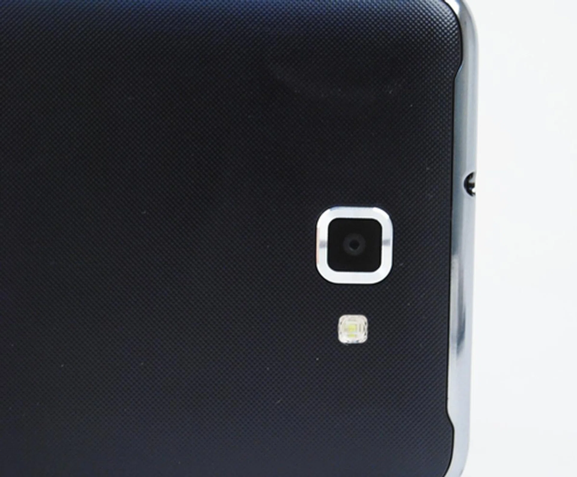 The 8-megapixel camera of the Samsung Galaxy Note comes with a LED flash. 