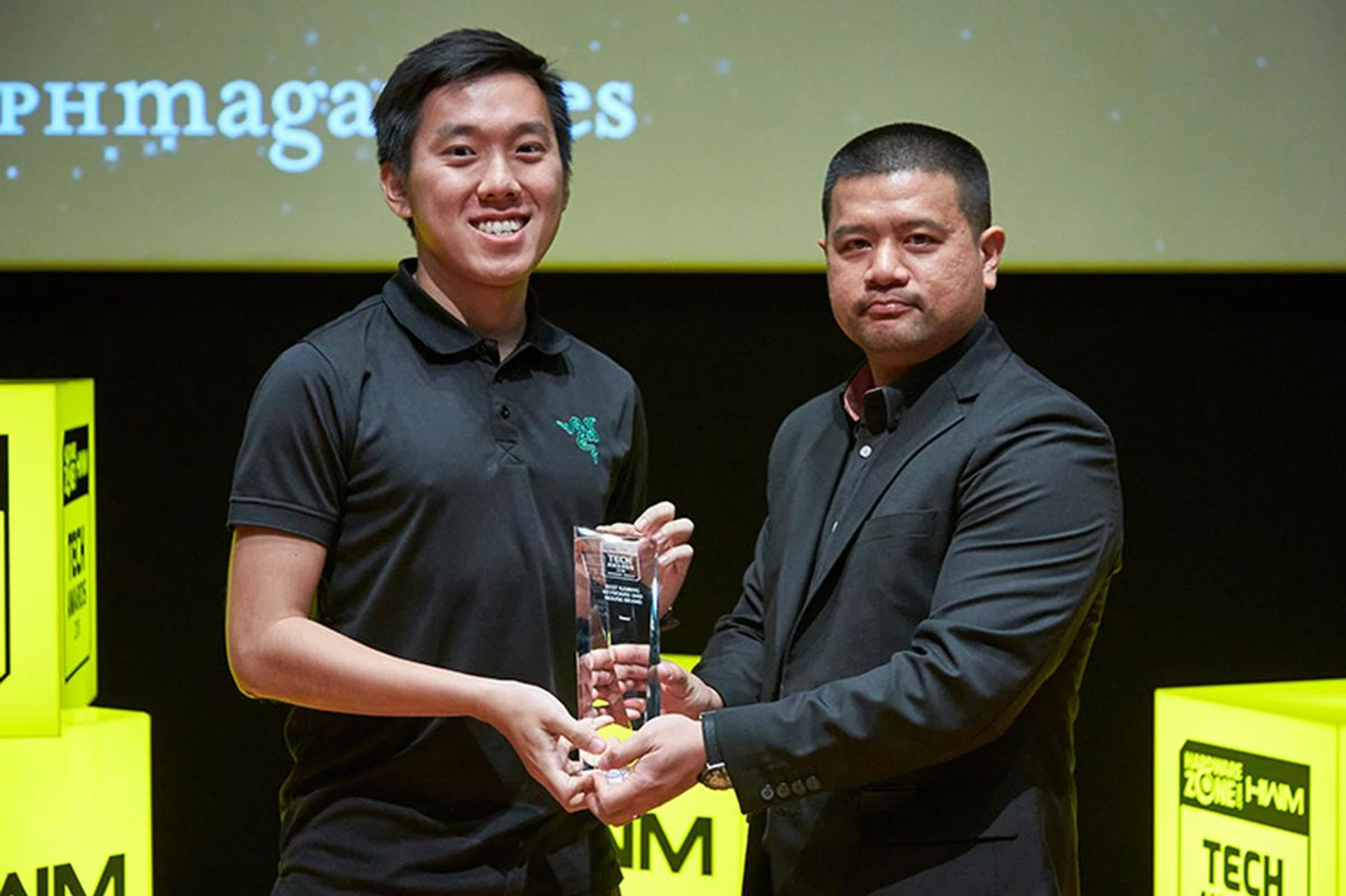 Razer is once again our readers' favorite gaming keyboard and mouse maker. Accepting the award here is Mr. Vjin Cheng from Razer.