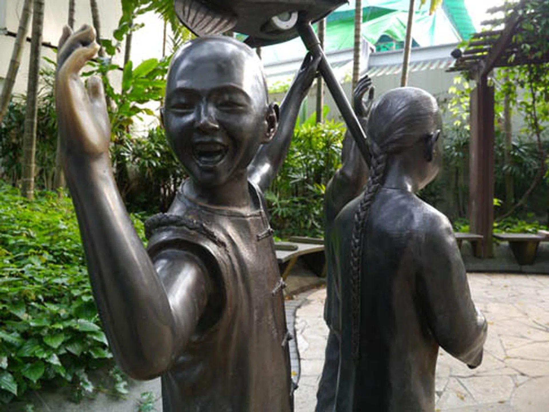 f/5.6 at 28mm (35mm equivalent), 1/60 sec, ISO800.