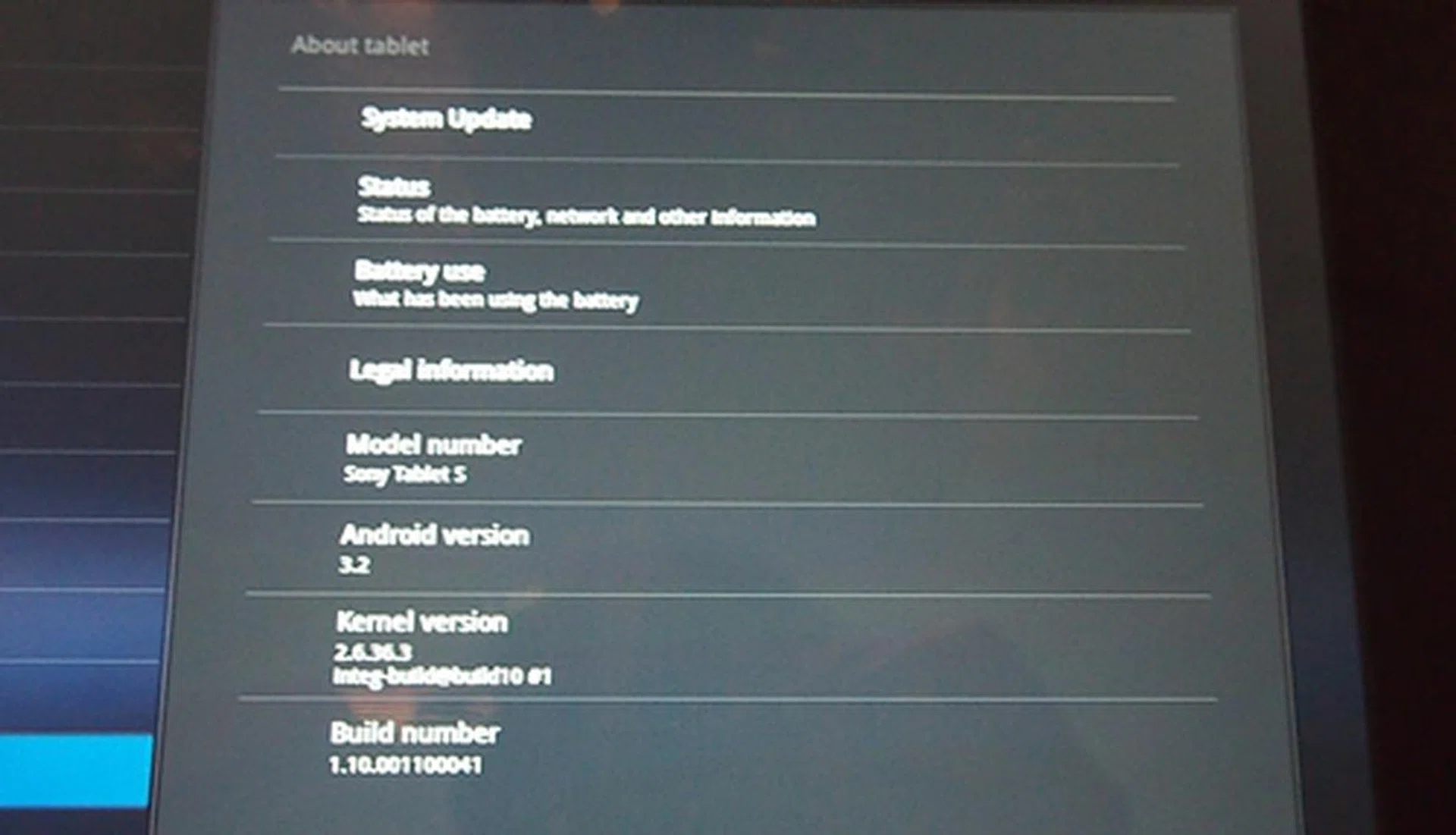 The Sony Tablet S is one of the few Android tablets in the market that runs Honeycomb 3.2 OS out of the box.