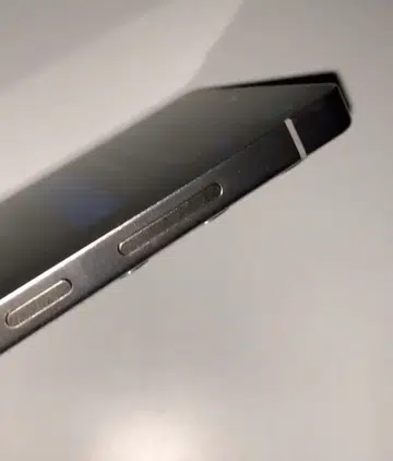 The video apparently shows a Samsung Galaxy S25 Ultra working prototype with rounded corners.