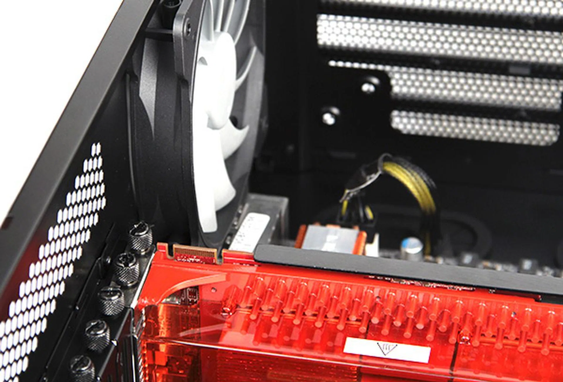 The expansion slots use thumbscrews for easy installation. The casing was also able to easily accommodate our 30cm (12-inch) long Radeon HD 3870 X2 graphics card. For reference, a vast majority of graphics cards are 10.5-inch long with the casing's design easily catering to 12.5-inch long cards.