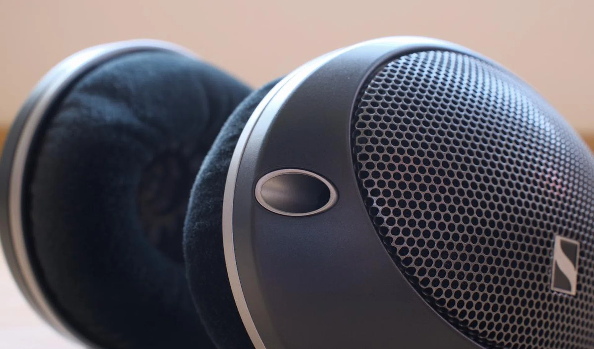 Like other headphones in the HD 500 series, the HD 550 has a 2.5mm input. Photo: HWZ