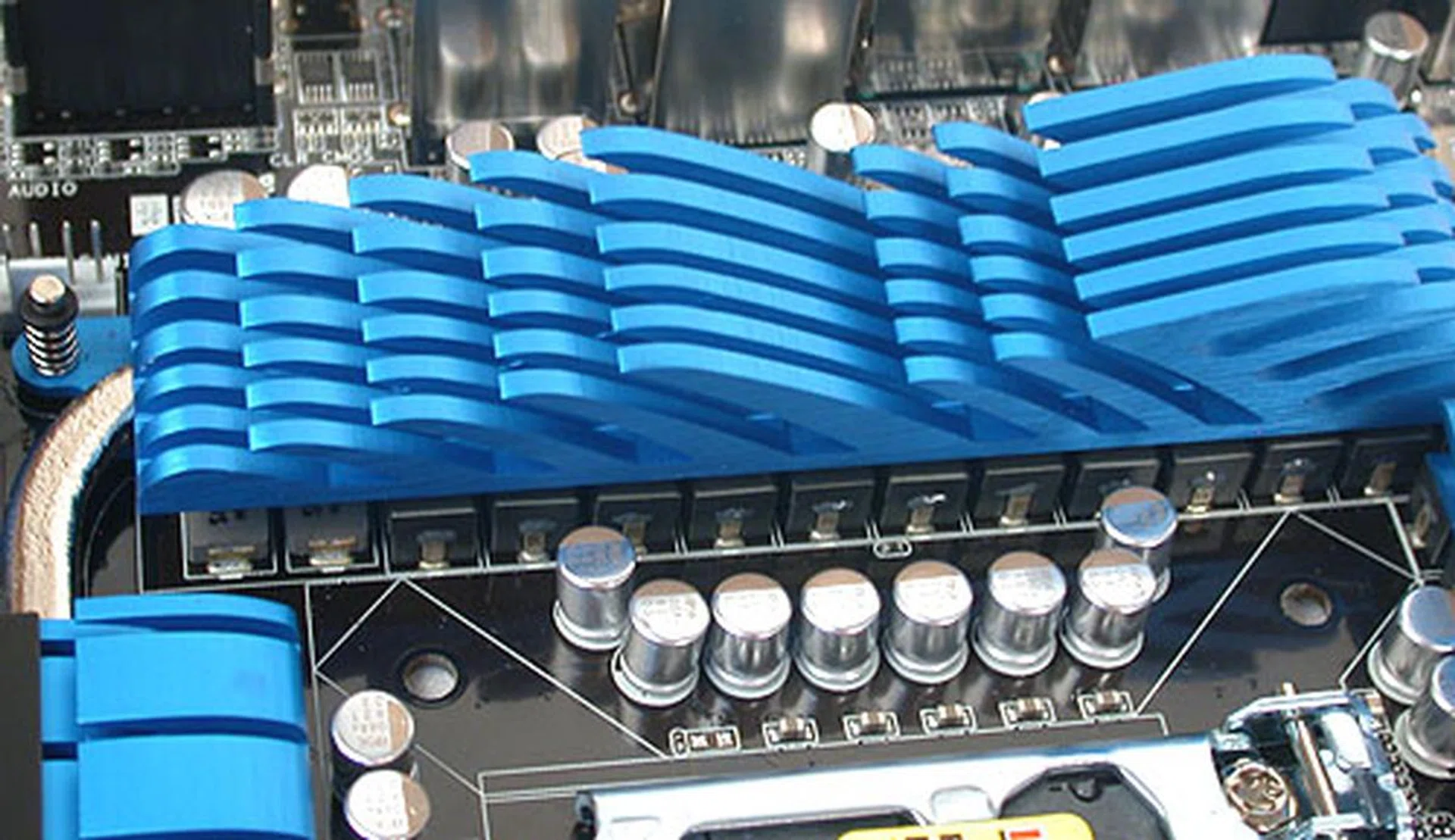 The usual high quality components found in higher end motherboards nowadays, along with a relatively simple, low-profile cooling system linked with heat-pipes. ASUS quotes a 16+2 digital phase power design for this board.