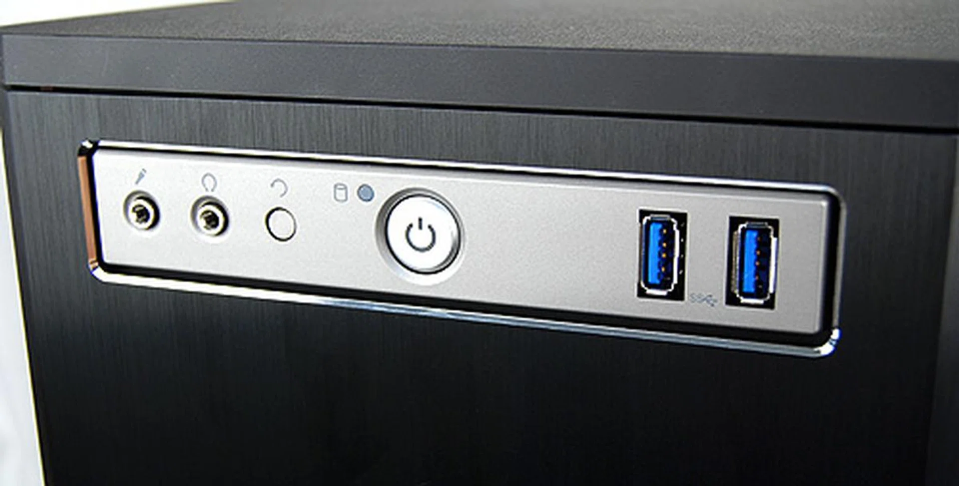 The front panel has a cutout so the front I/O panel is always exposed. The finishing is excellent so the front panel and the I/O panels are nicely aligned and flushed. Here, there's two USB 3.0 ports, power and reset buttons, and headphones and microphone jacks.