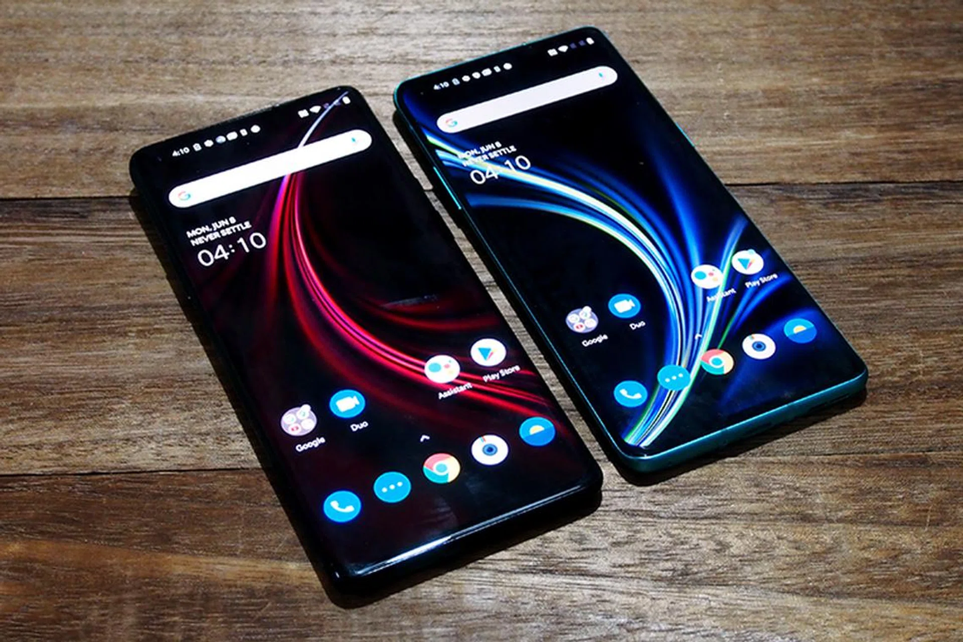 OnePlus 8 Pro (left), OnePlus 8 (right).