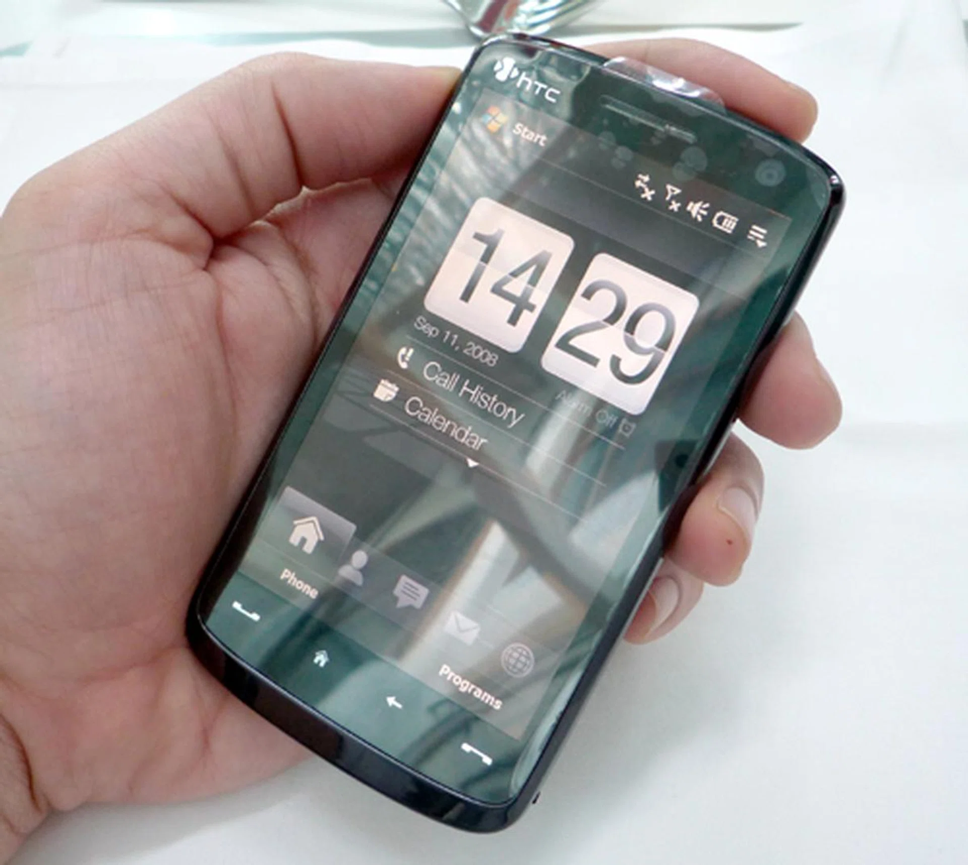 As you can see, the 3.8" HTC Touch HD is huge on screen size, and our above average sized hands fitted just nice around the Touch HD.