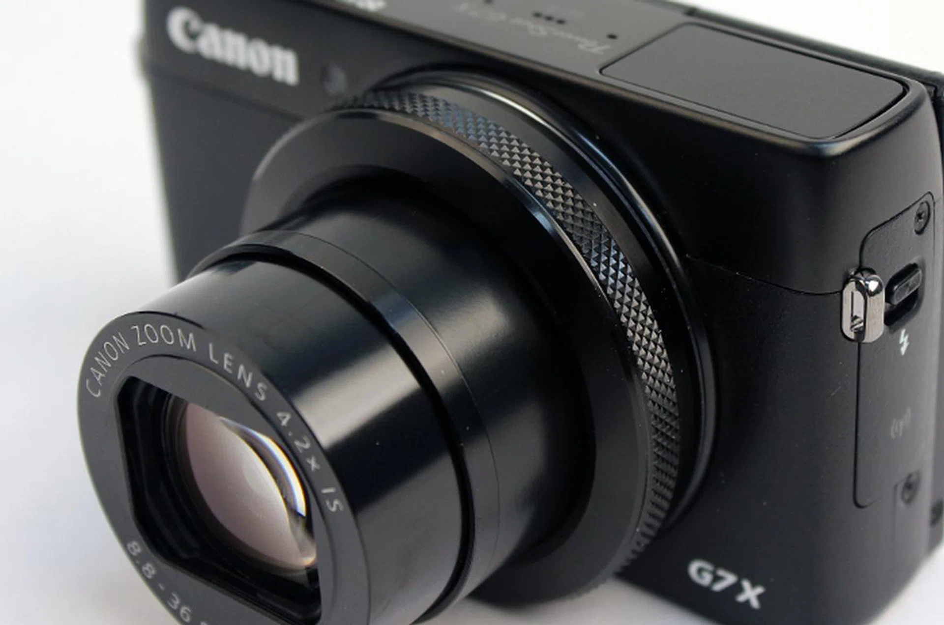 The PowerShot G7 X has a "clicky" control wheel, which provides excellent tactile feedback.