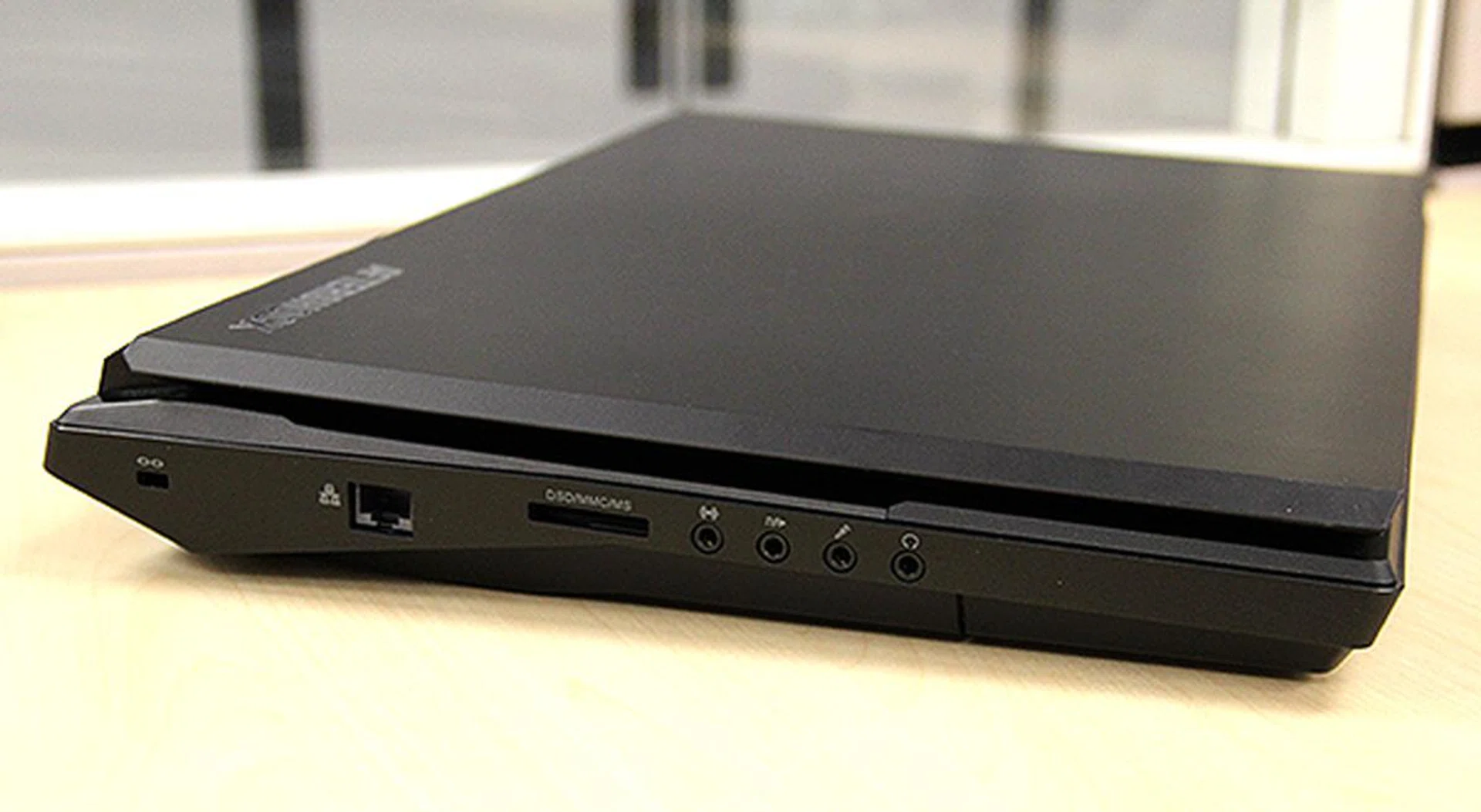 The Titan has a lot of ports and jacks. On the left we find an Ethernet jack, memory card reader, headphones, microphone, line-in and S/PDIF output.
