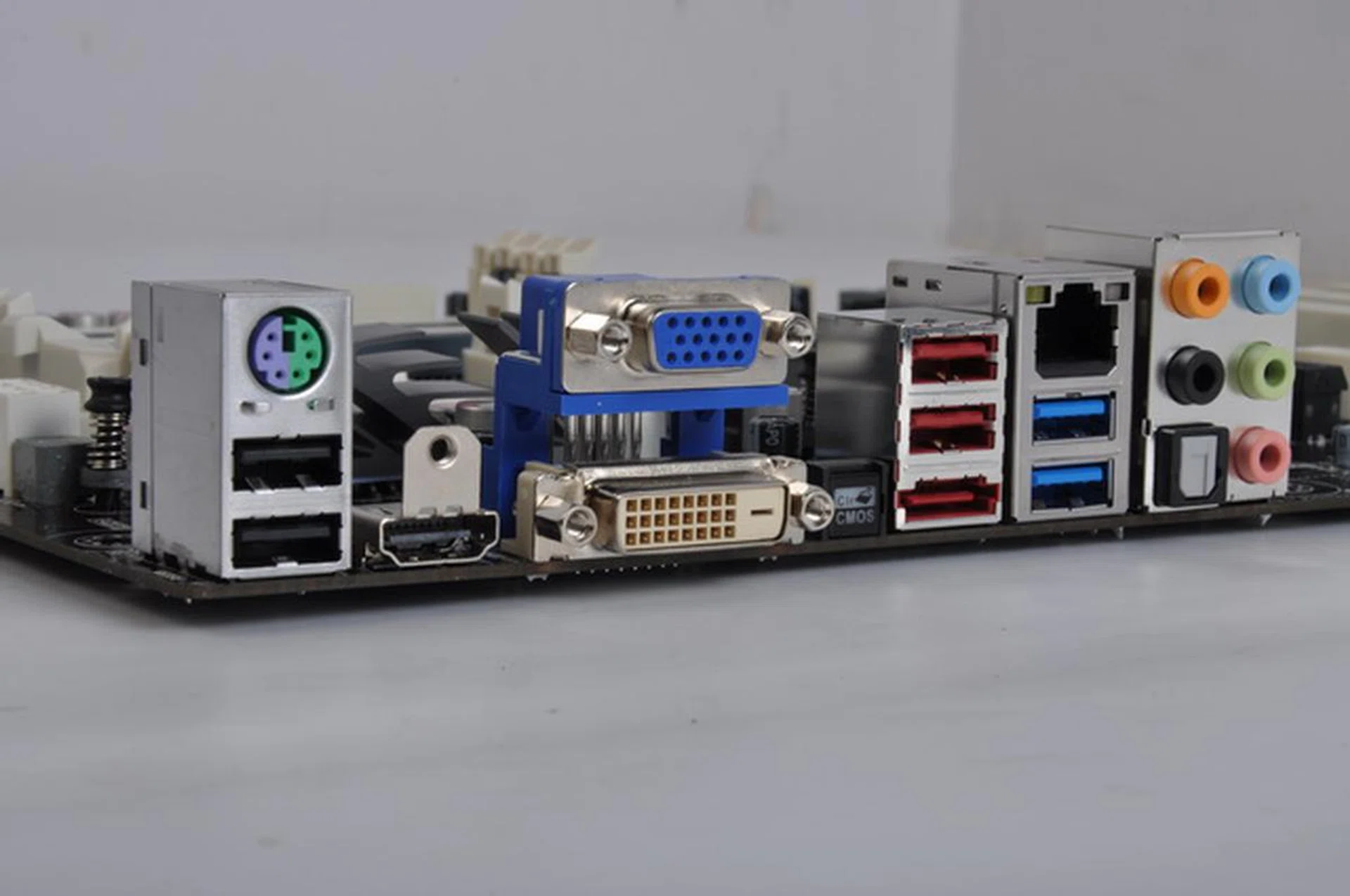 Here is a closer look at the board's rear side connectors, which feature an ample variety of video output options. Besides that, there are several USB 2.0/3.0 ports, analog and digital audio ports and the traditional PS/2 connector.