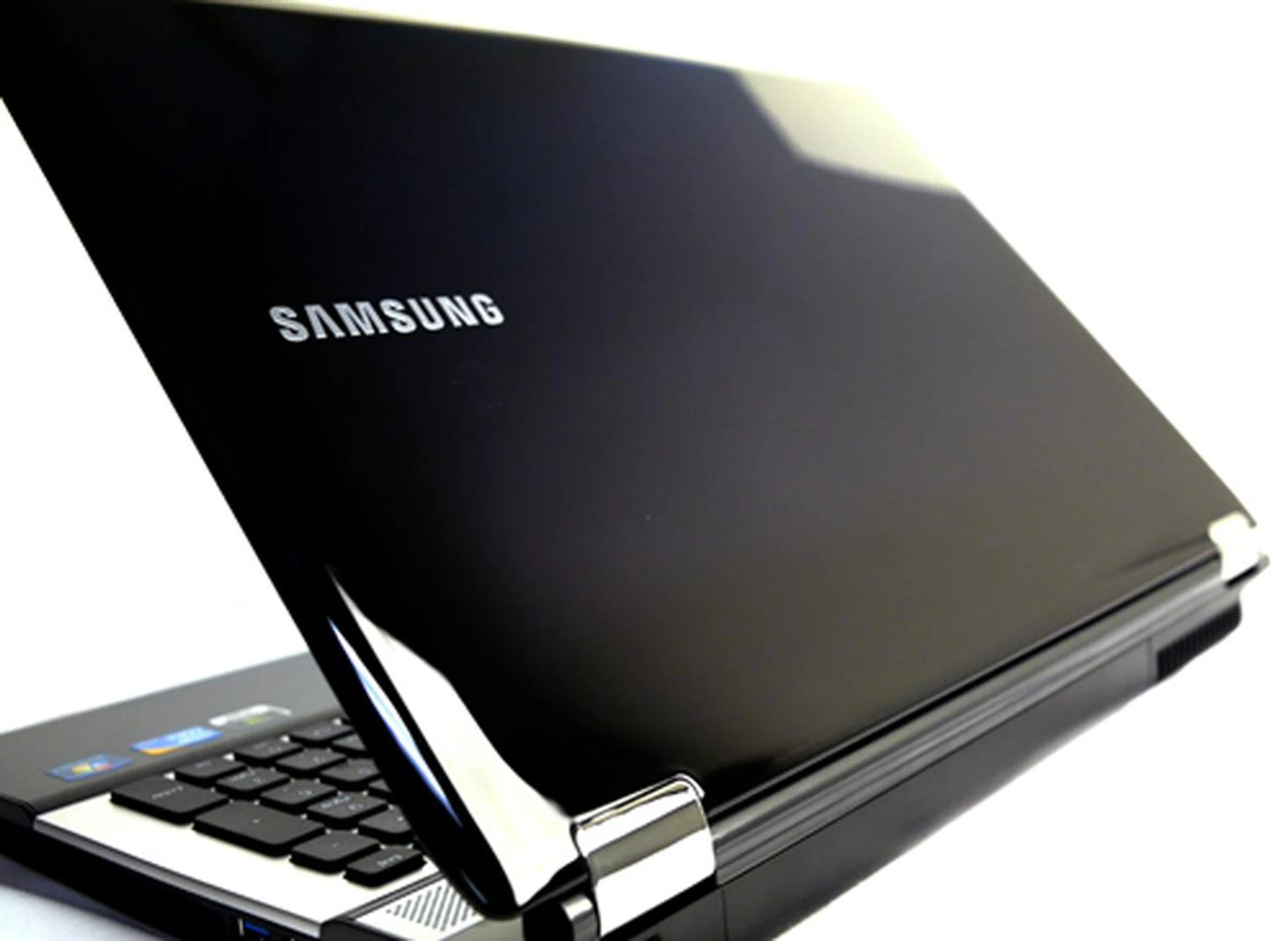 With a black outfit and chrome hinges, Samsung's RF510 striking resemblance to the LG R590 is rather uncanny. Something to do with their Korean lineage perhaps? On the other hand, Samsung's notebook does sport a faint radial pattern on its lid to distinguish itself from its competitor.