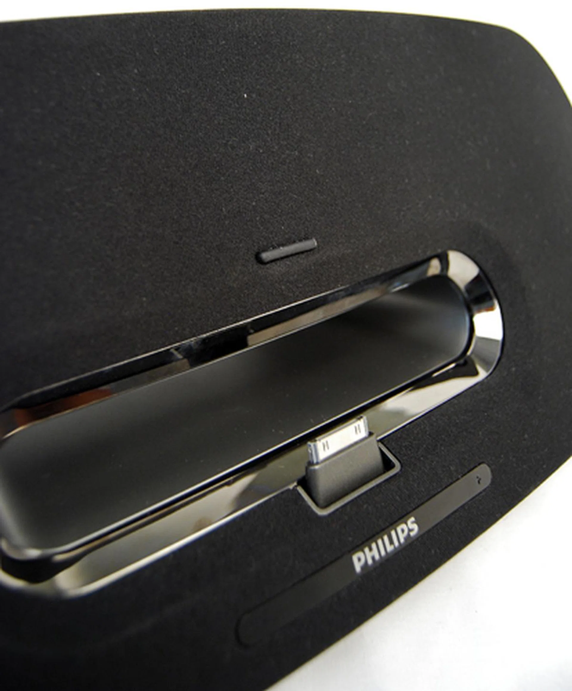 You can even plug in an iPad with the Fidelio DS9/10 if you so desire. The rubber strip on the top half of the product helps keep the tablet in place.