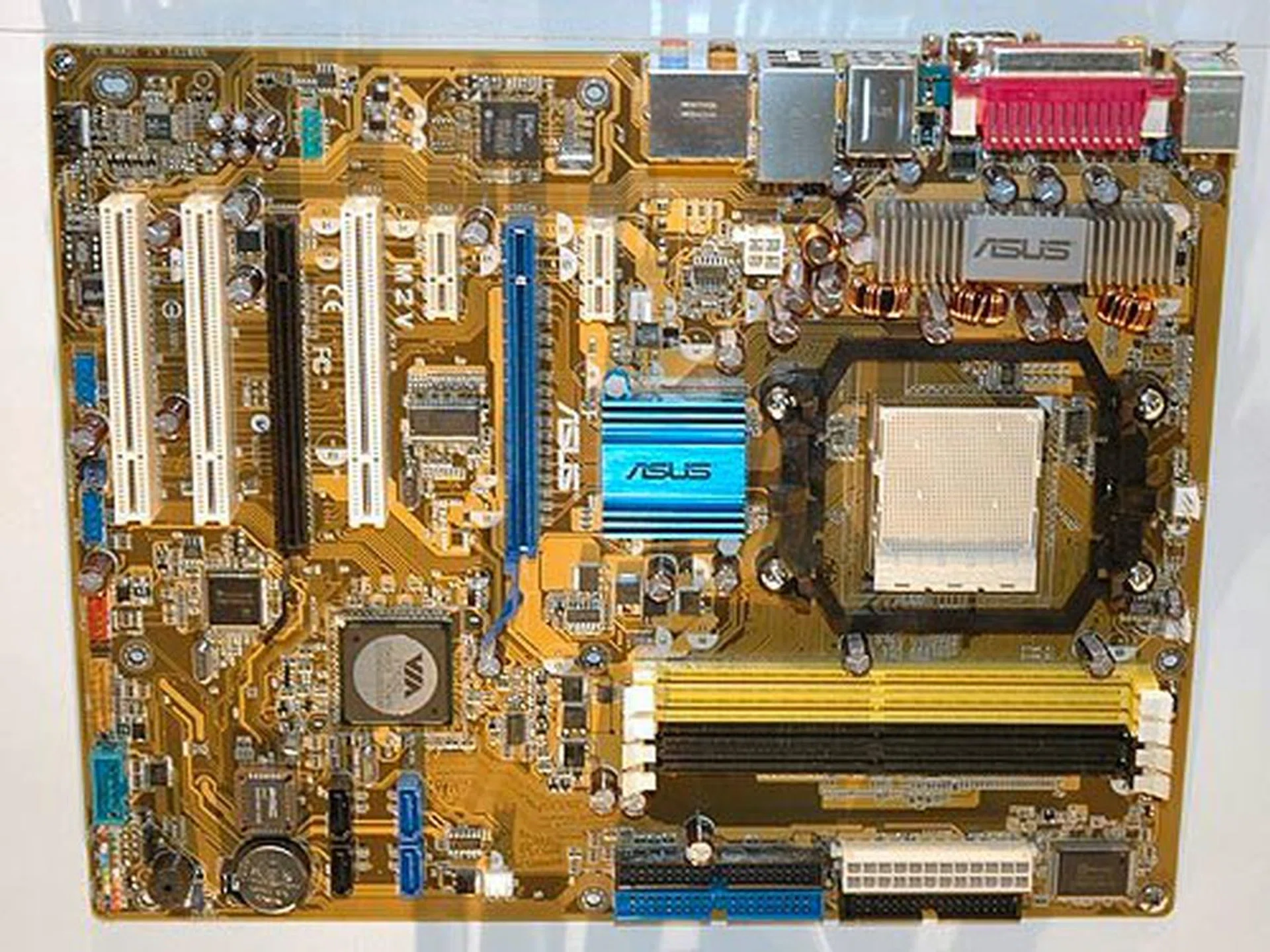 The M2V is a VIA chipset solution for the Socket M2 platform. Based on the VIA K8T890 paired with the VT8237A, this basic board supports SATA 3G RAID, Gigabit Ethernet LAN and high definition audio.